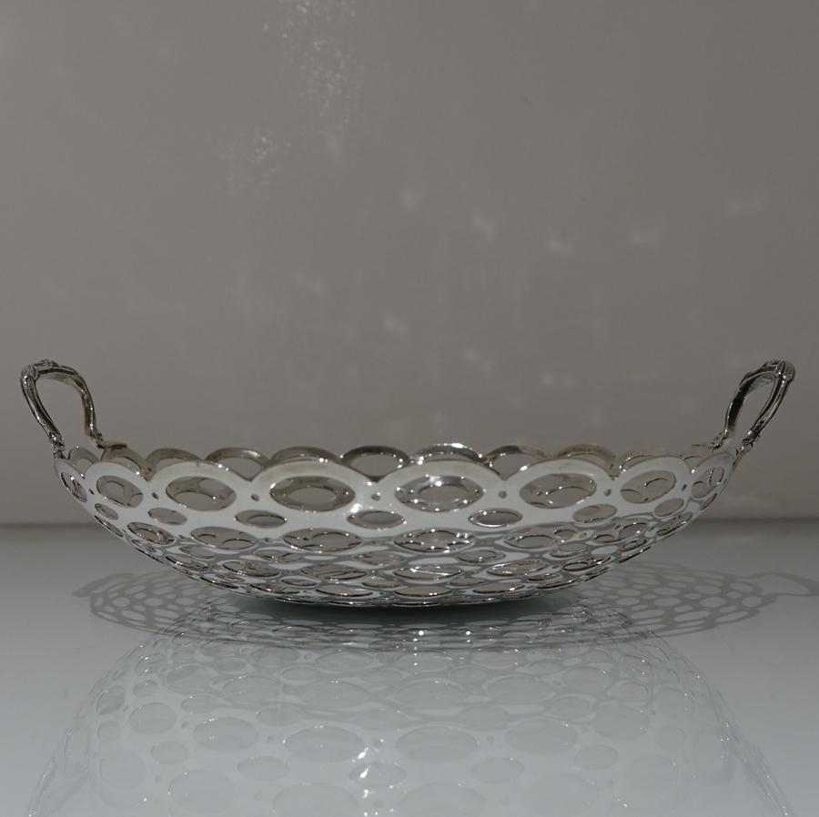 20th Century Edwardian Pair of Sterling Silver Dishes Birmingham 1908 A & J Zimmerman Ltd For Sale
