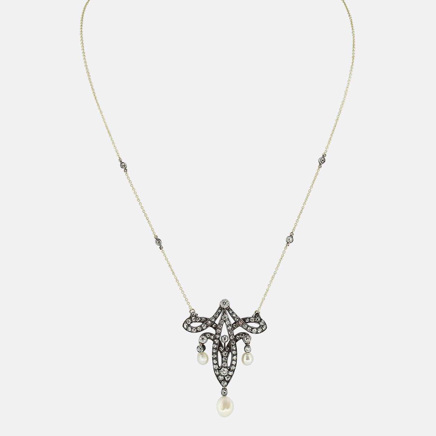 Si tratta di un'incantevole collana di diamanti e perle di epoca edoardiana. La collana è tempestata da una serie di diamanti taglio vecchio con tre grandi gocce di perle naturali ed è sospesa su una catena in oro giallo 18ct con diamanti