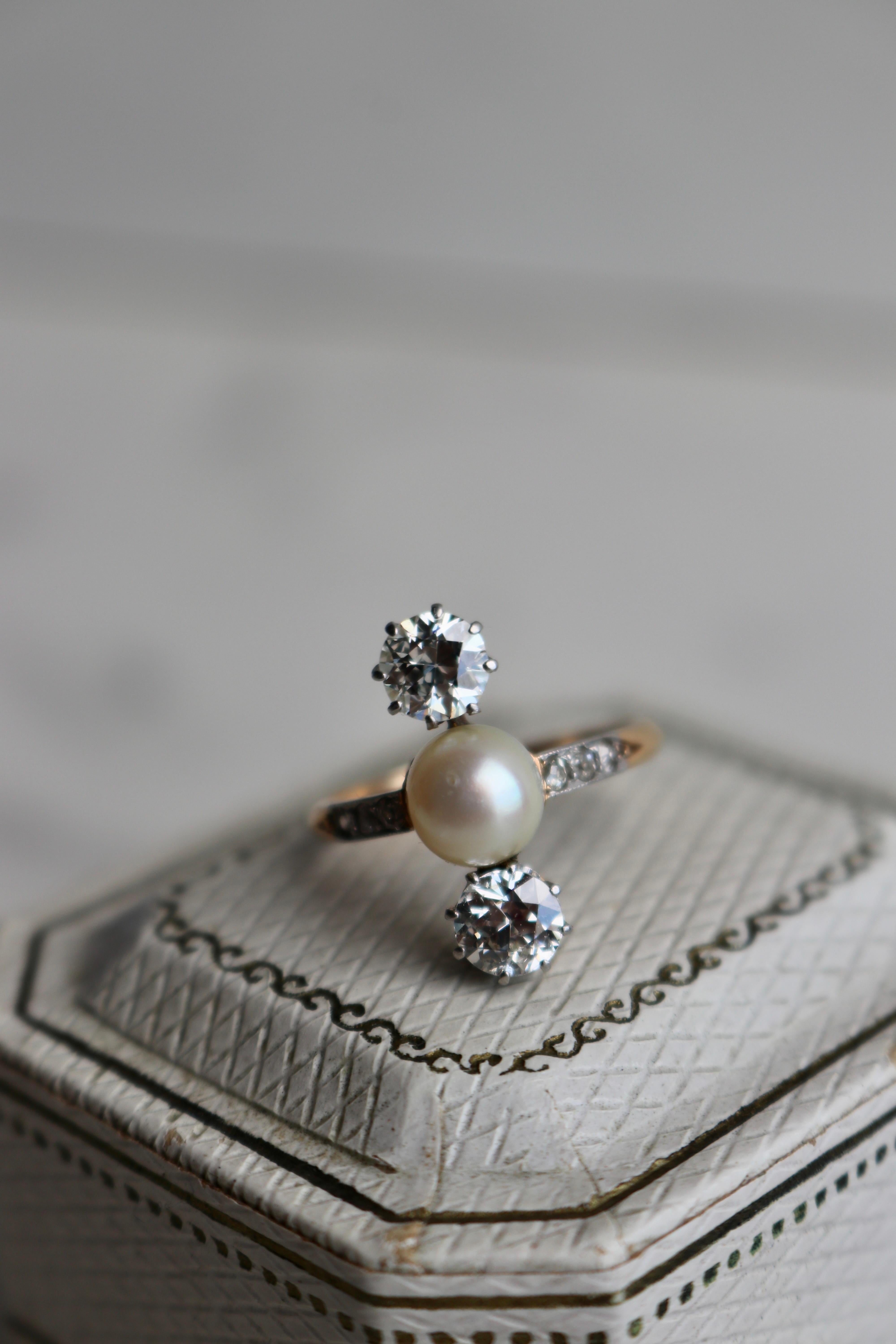Edwardian Pearl and Diamond Platinum 18k Yellow Gold Ring For Sale 1