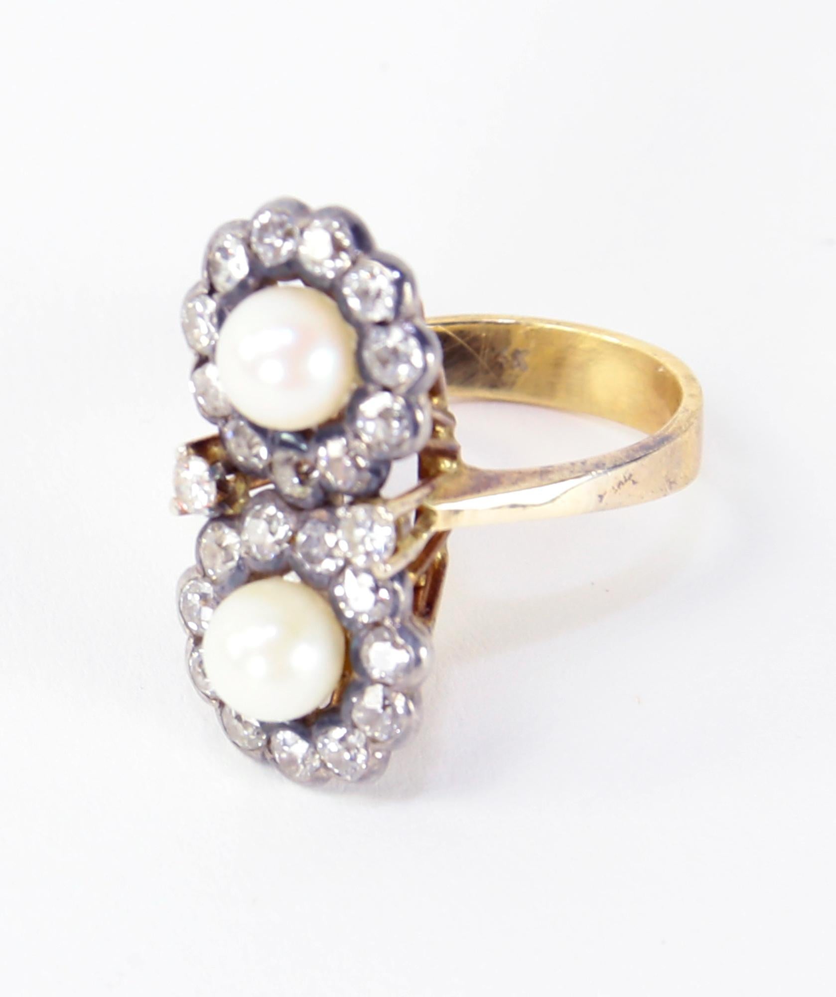 Edwardian Pearl and Diamond Silver Gold Ring Estate Fine Jewelry In Excellent Condition For Sale In Montreal, QC