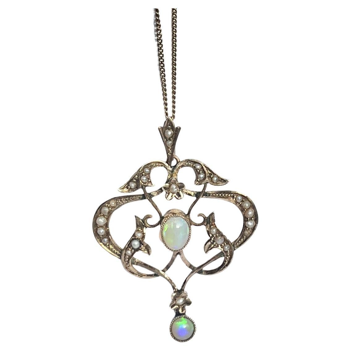 Halskette mit Anhänger aus 9 Karat Gold mit edwardianischen Perlen und Opal im Angebot