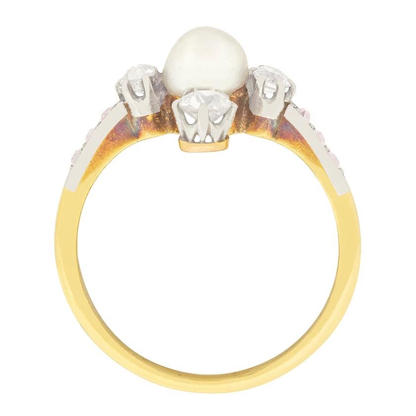 In der Mitte dieses einzigartigen Rings befindet sich eine Perle, die eine wunderschöne weiße Farbe hat. Er misst 1,5 mm und ist in allen Himmelsrichtungen mit Diamanten besetzt. In der Vertikalen wiegen die beiden Diamanten je 0,20 Karat, während