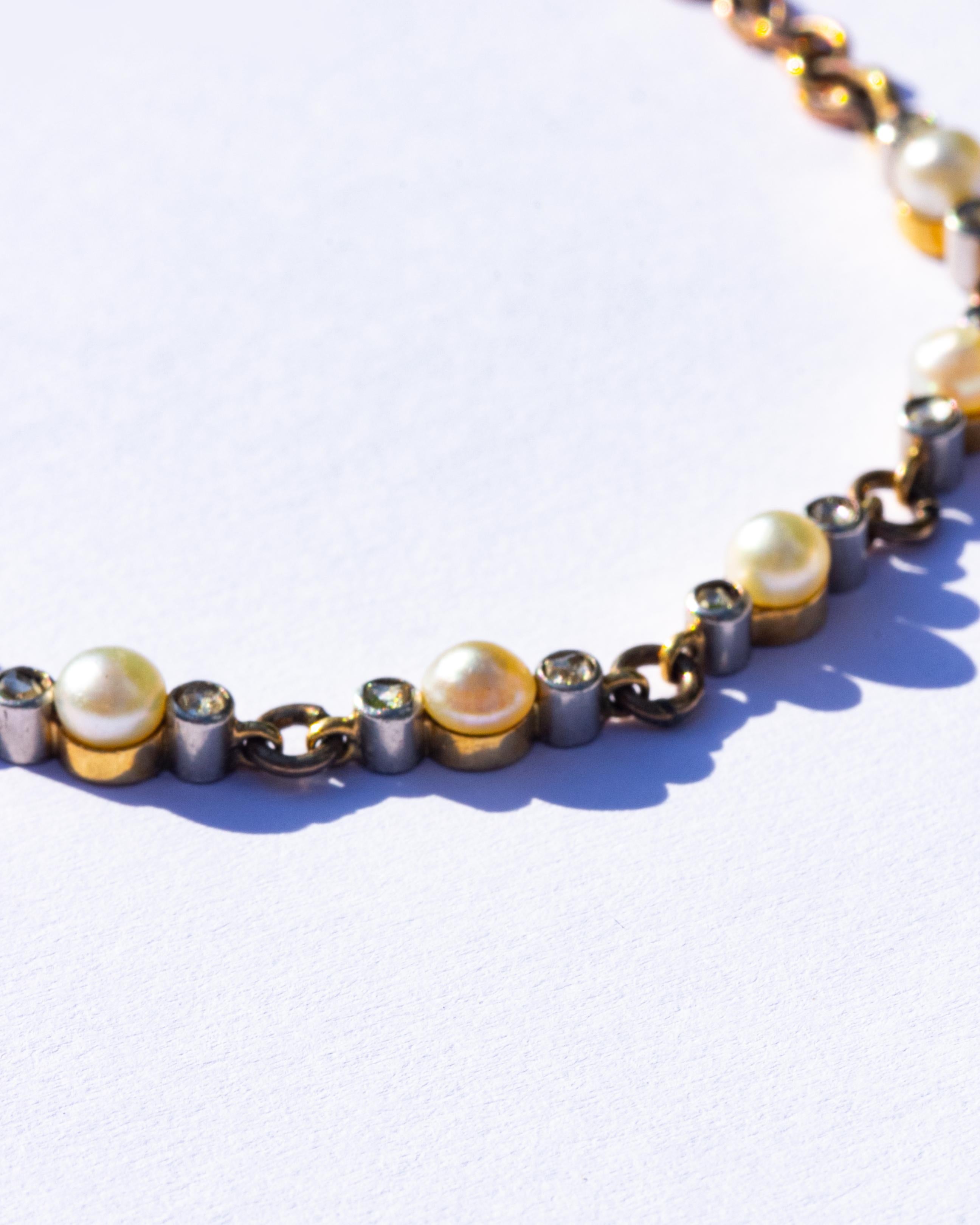 Dieses fantastische Armband aus Perlen und Diamanten im Rosenschliff ist aus 18-karätigem Gold gefertigt und mit Diamanten aus Platin besetzt. Jedes Glied mit dem Diamanten und der Perle darauf ist 9 mm lang. Das Armband wird mit einem