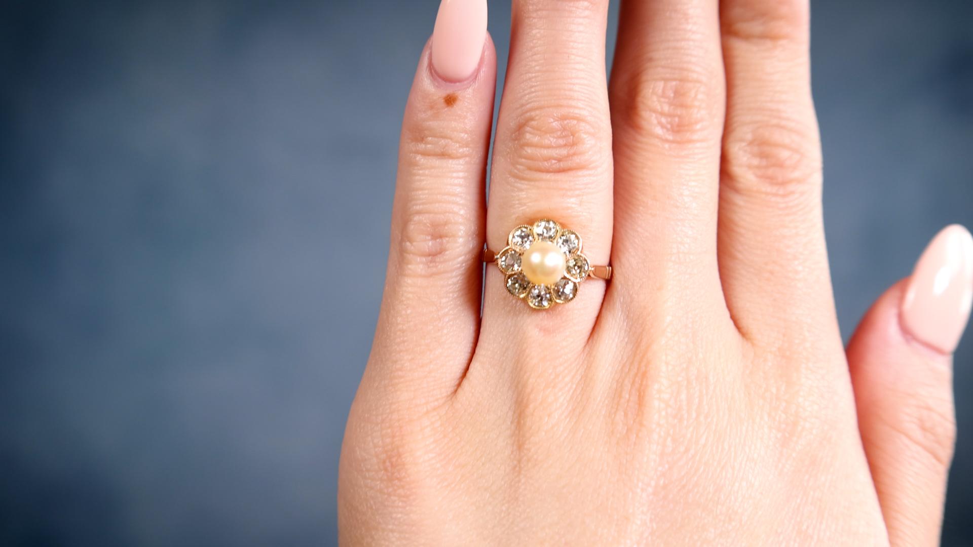 18 Karat Gelbgold Edwardianischer Perlen-Diamant-Cluster-Ring (Alteuropäischer Schliff) im Angebot
