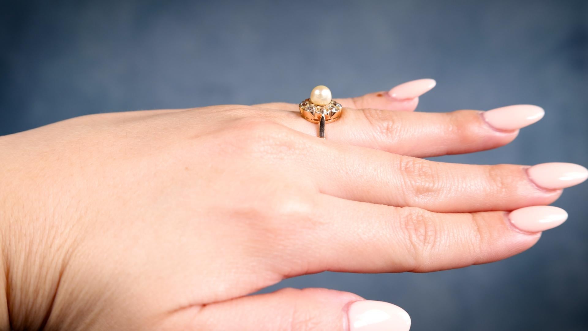 18 Karat Gelbgold Edwardianischer Perlen-Diamant-Cluster-Ring im Zustand „Gut“ im Angebot in Beverly Hills, CA