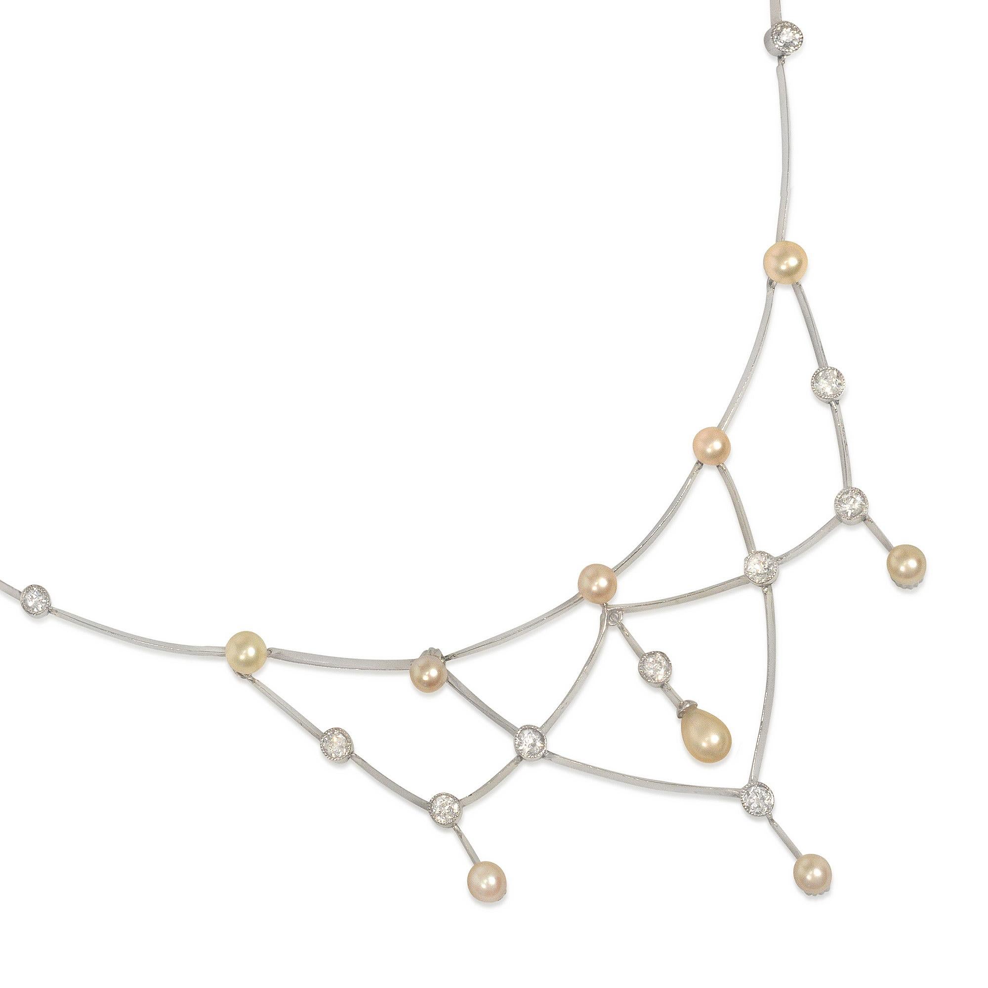 Un collier Edouardien en forme de feston, composé de diamants sertis et de perles, en platine.  Atw 0.77 ct.