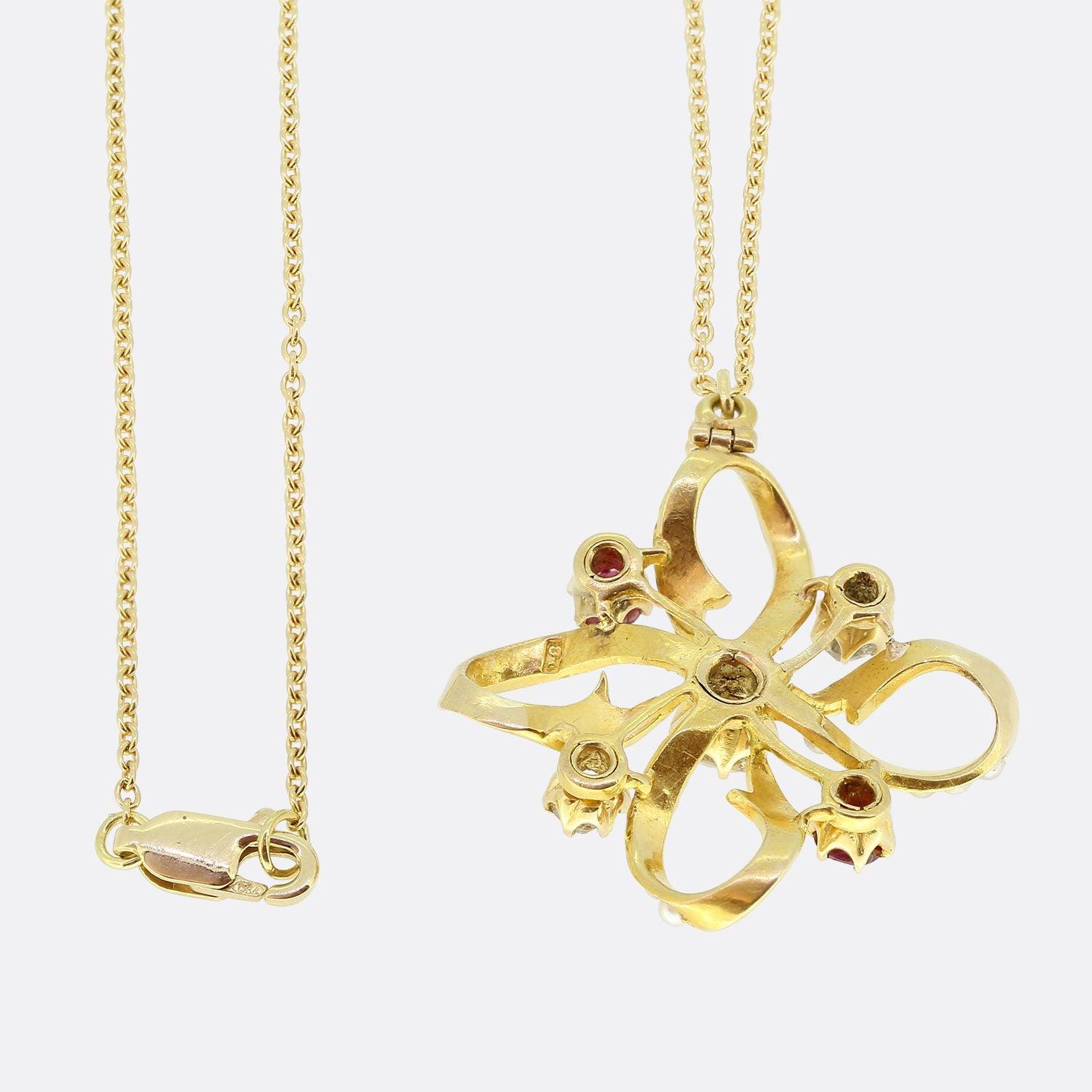 Aquí tenemos un precioso colgante eduardiano antiguo de diamantes, rubíes y perlas. El colgante tiene un gran diamante talla antigua en el centro, con rubíes y diamantes talla antigua rodeando la piedra central. El engaste se ha realizado con un