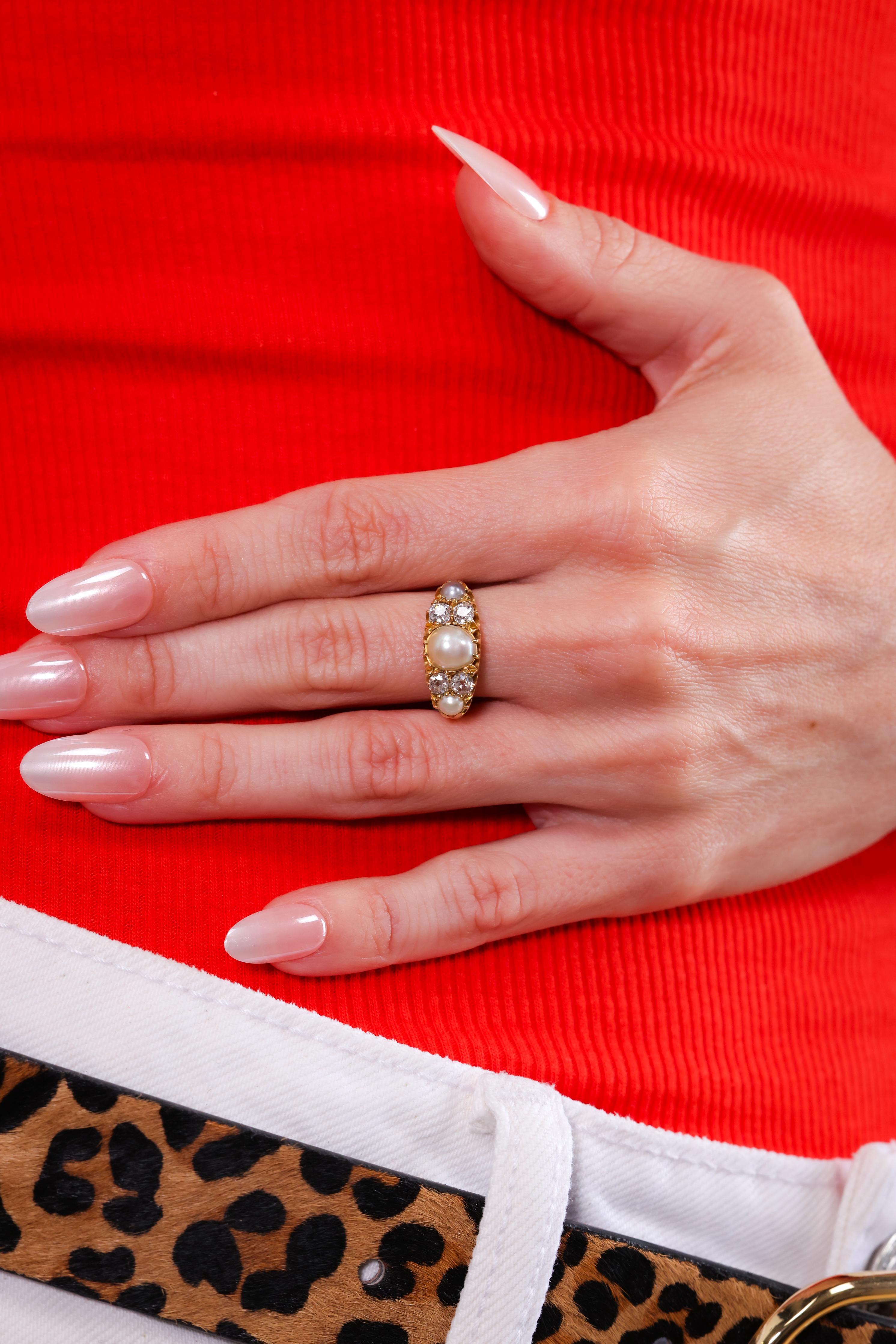 Eine wunderbare und authentische Edwardian Ära Perle und Diamant-Ring mit englischen Punzen. Der süße Ring zeigt drei Perlen, eine cremeweiße 6,7-mm-Perle in der Mitte und zwei 4-mm-Perlen auf beiden Seiten, eine cremefarben und eine silberfarben.