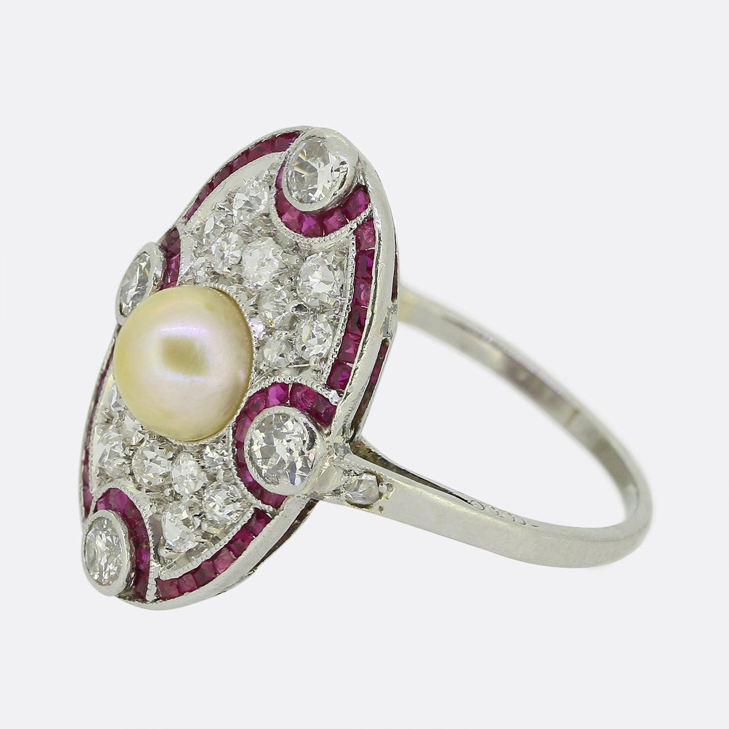 Hier haben wir einen hervorragend gearbeiteten Tafelring aus der Edwardianischen Zeit. Dieses antike Stück zeigt eine einzelne runde Naturperle in der Mitte des Gesichts. Dieser Hauptstein sitzt stolz auf einem funkelnden Hintergrund aus runden,
