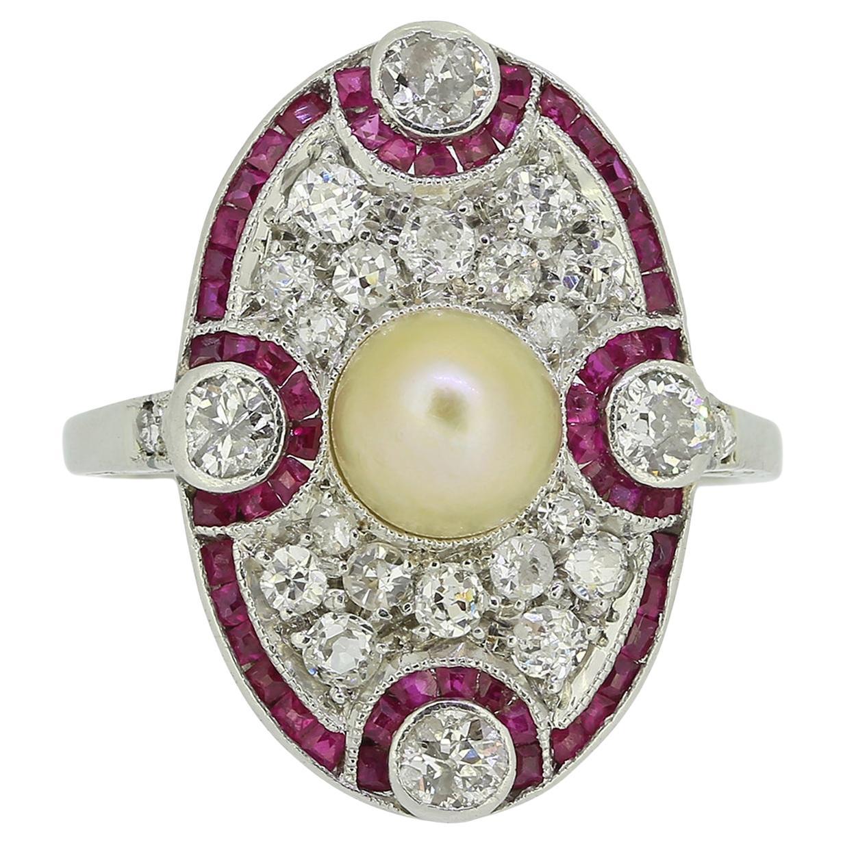 Anillo eduardiano de perlas, rubíes y diamantes