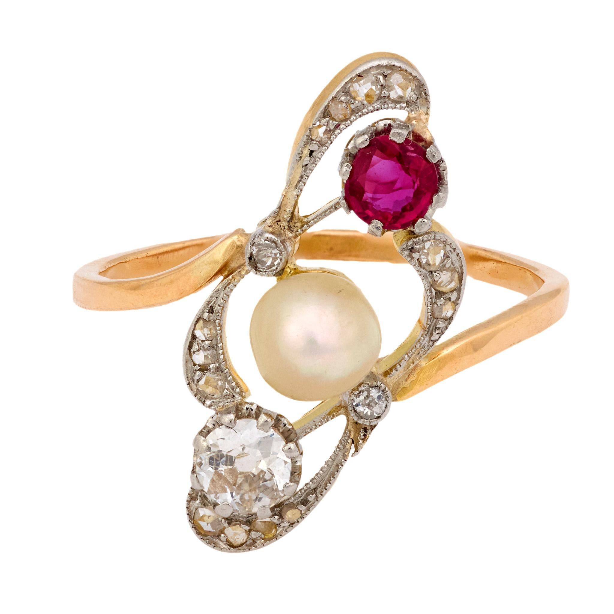 Édouardien Bague édouardienne en or jaune 18k avec perles, rubis et diamants en vente