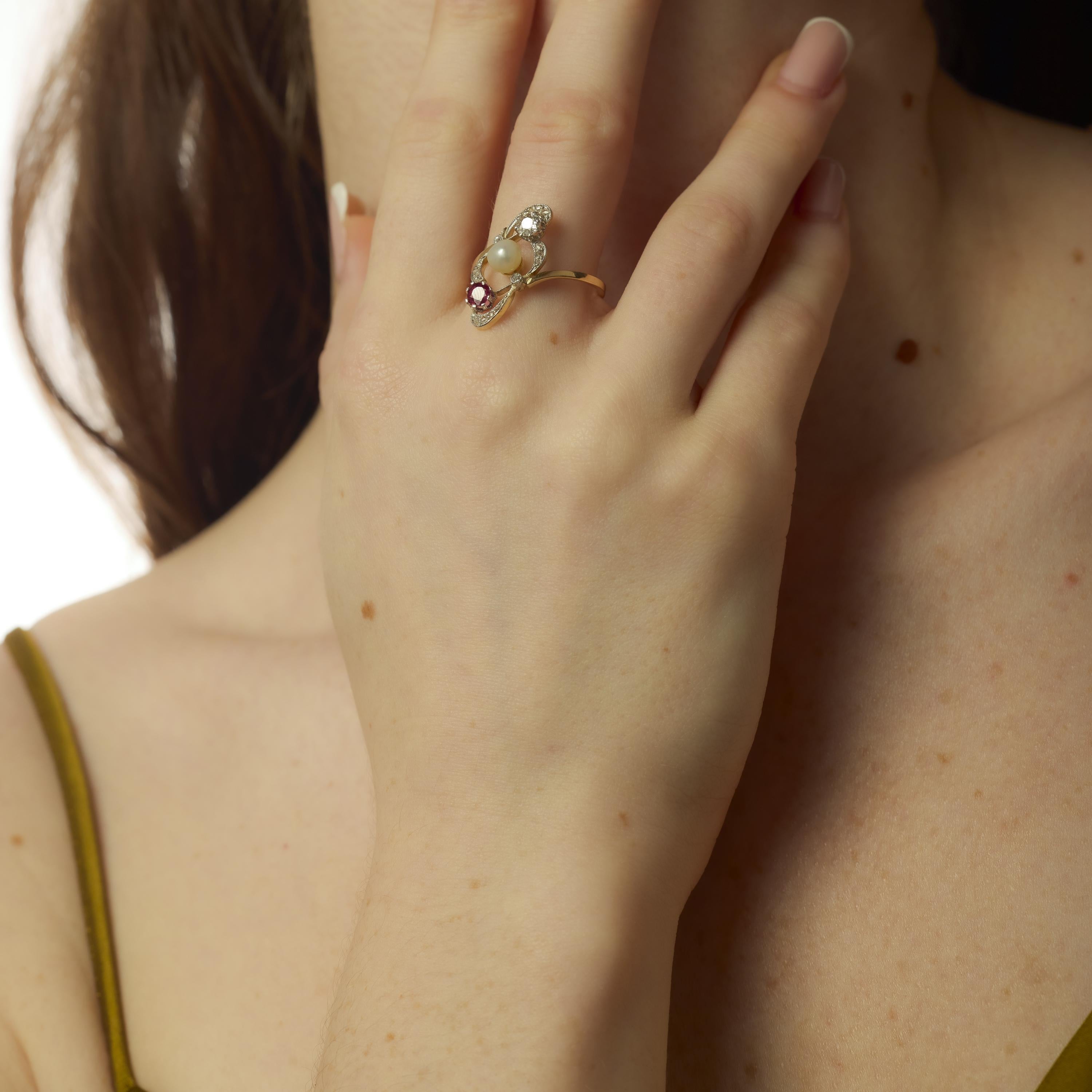 Taille brillant Bague édouardienne en or jaune 18k avec perles, rubis et diamants en vente