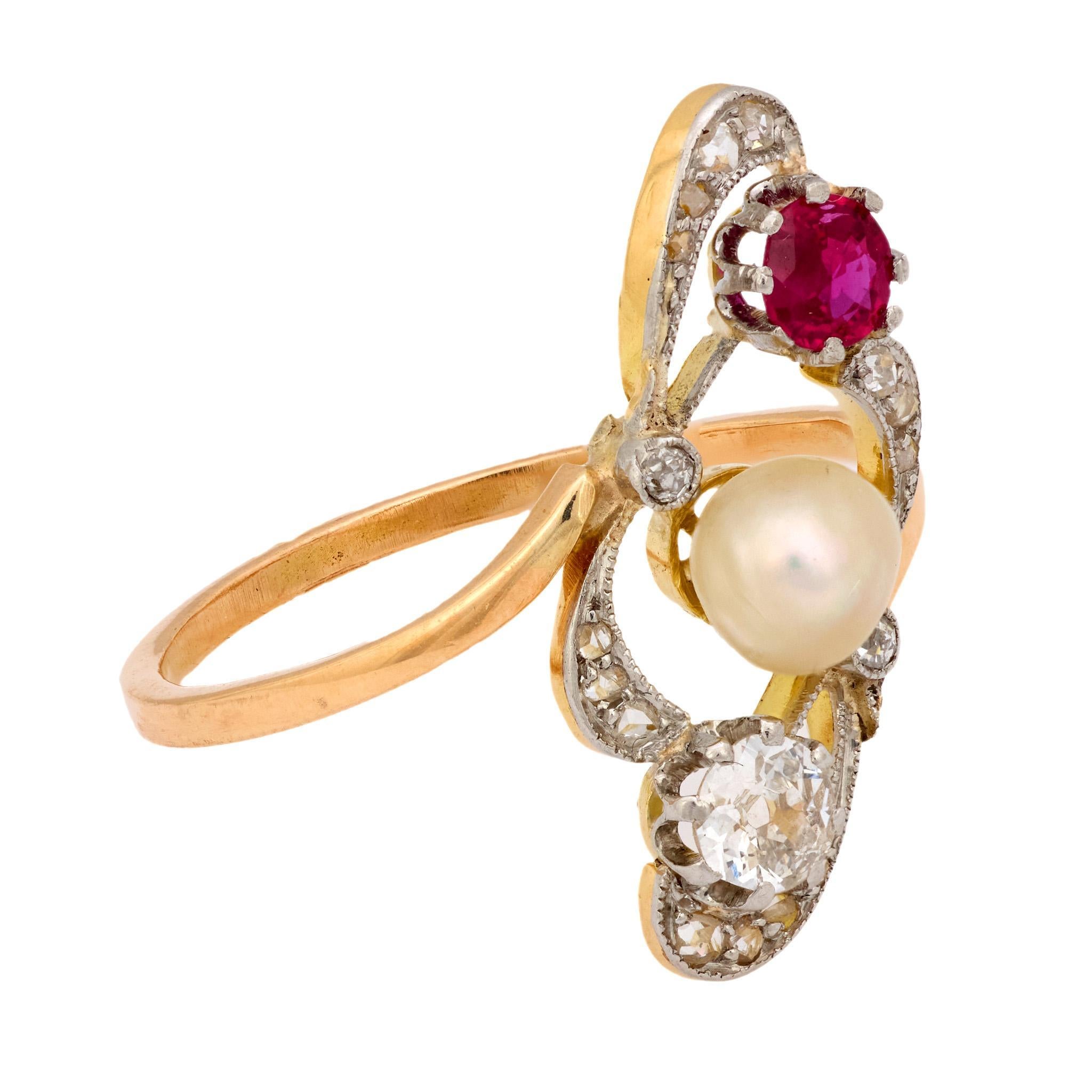 Bague édouardienne en or jaune 18k avec perles, rubis et diamants Bon état - En vente à Beverly Hills, CA