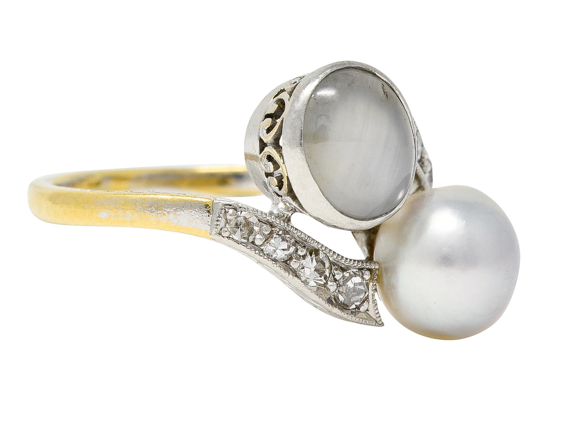 Bypass-Stil mit einem ovalen Mondstein-Cabochon von 5,0 x 7,0 mm und einer runden Naturperle von 7,0 mm.  Sapphire hat eine durchscheinende graue Körperfarbe mit dezentem weißen Asterismus. Die Perle hat eine weiße Körperfarbe mit mäßigem Schillern.