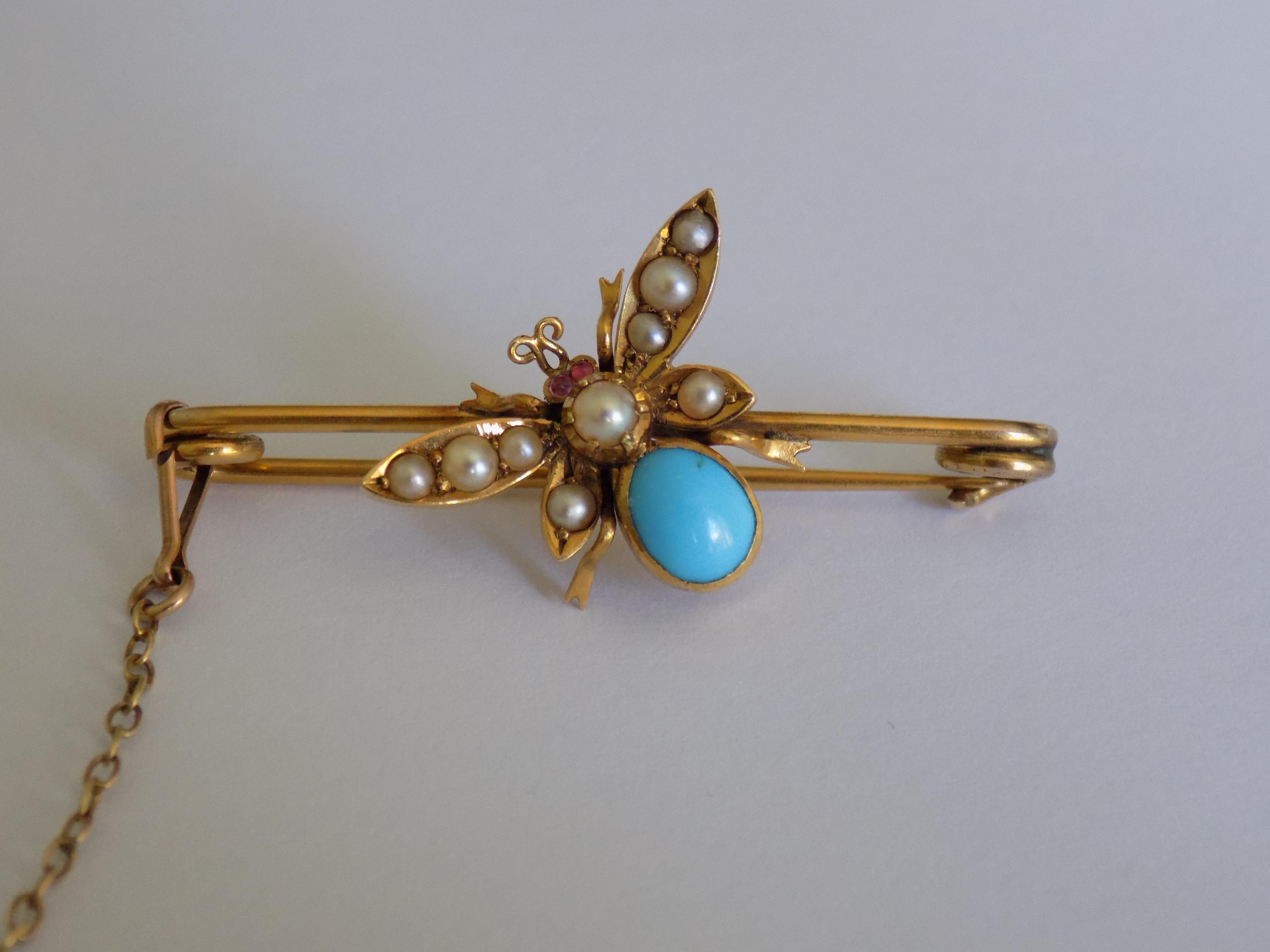 A Beautiful Antique Edwardian Yellow Gold, Turquoise and Pearl Butterfly bar brooch. English origin.
Height 18mm, Width 37mm.
Weight 3.5gr.
Unmarked.
The brooch completed with safety chain.