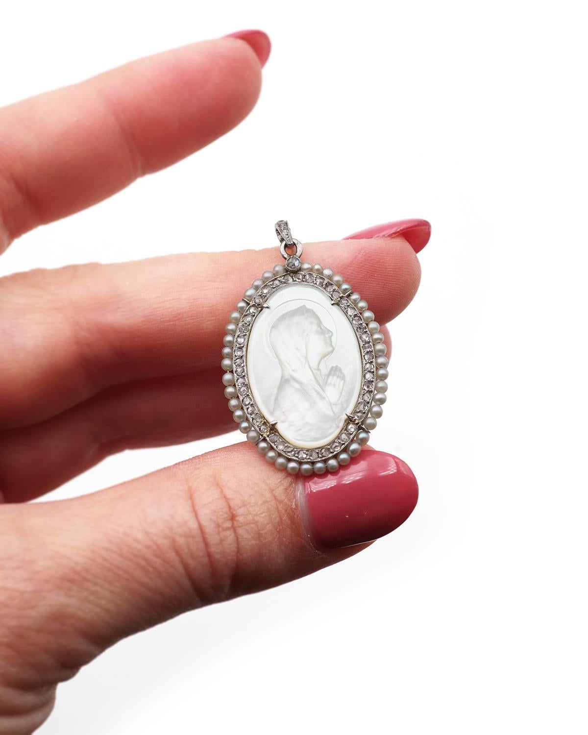 Belle Époque Pendentif Vierge Marie édouardienne en perles et platine, pendentif Belle Epoque en vente