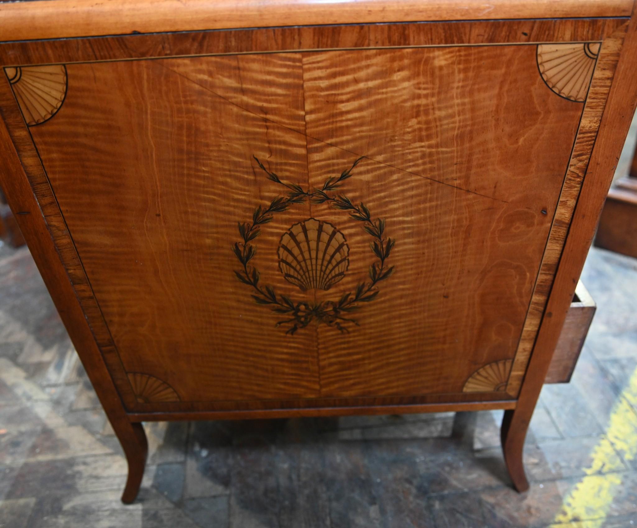 You are viewing a refined Edwardian desk in mahogany and satinwood
Lovely pedestal desk with tapered side supports housing the drawers
Clean and minimal design perfect for modern interiors
Features intricate Sheraton style inlay work including