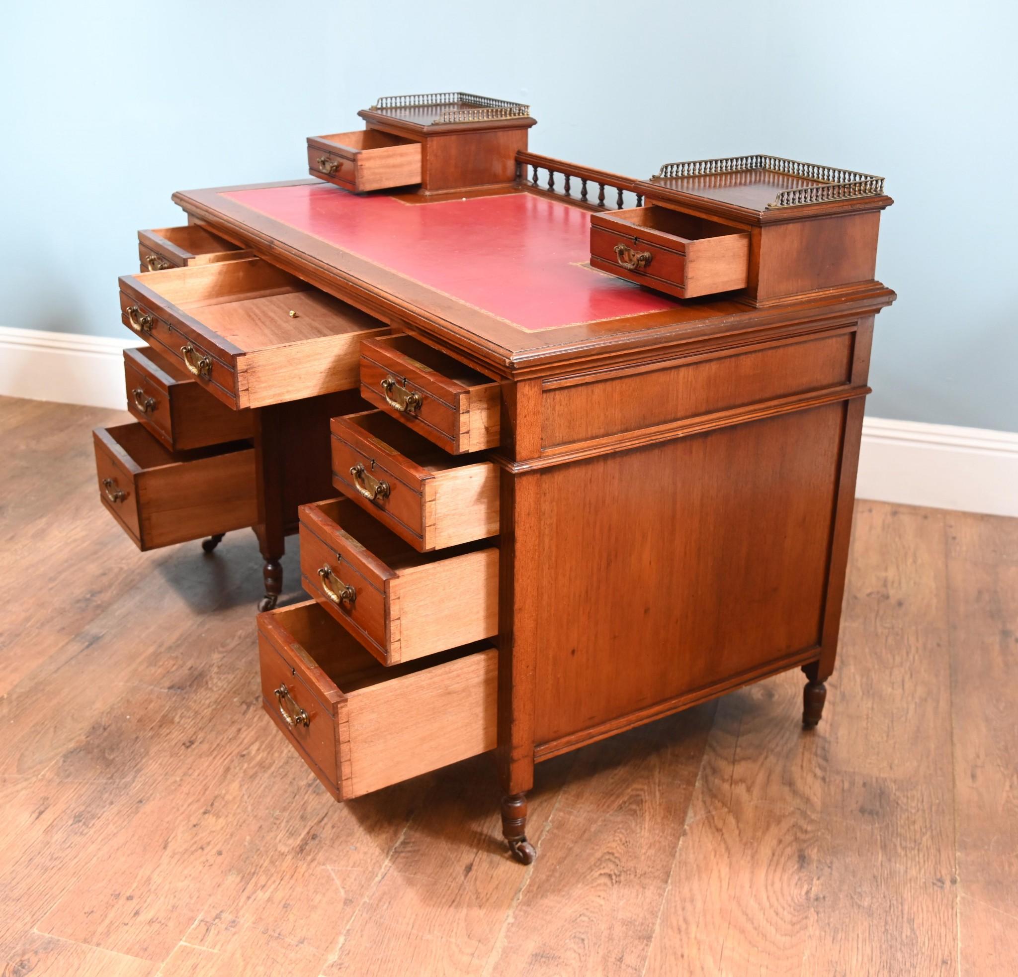 Table d'écriture édouardienne à piédestal en acajou 1910 en vente 4