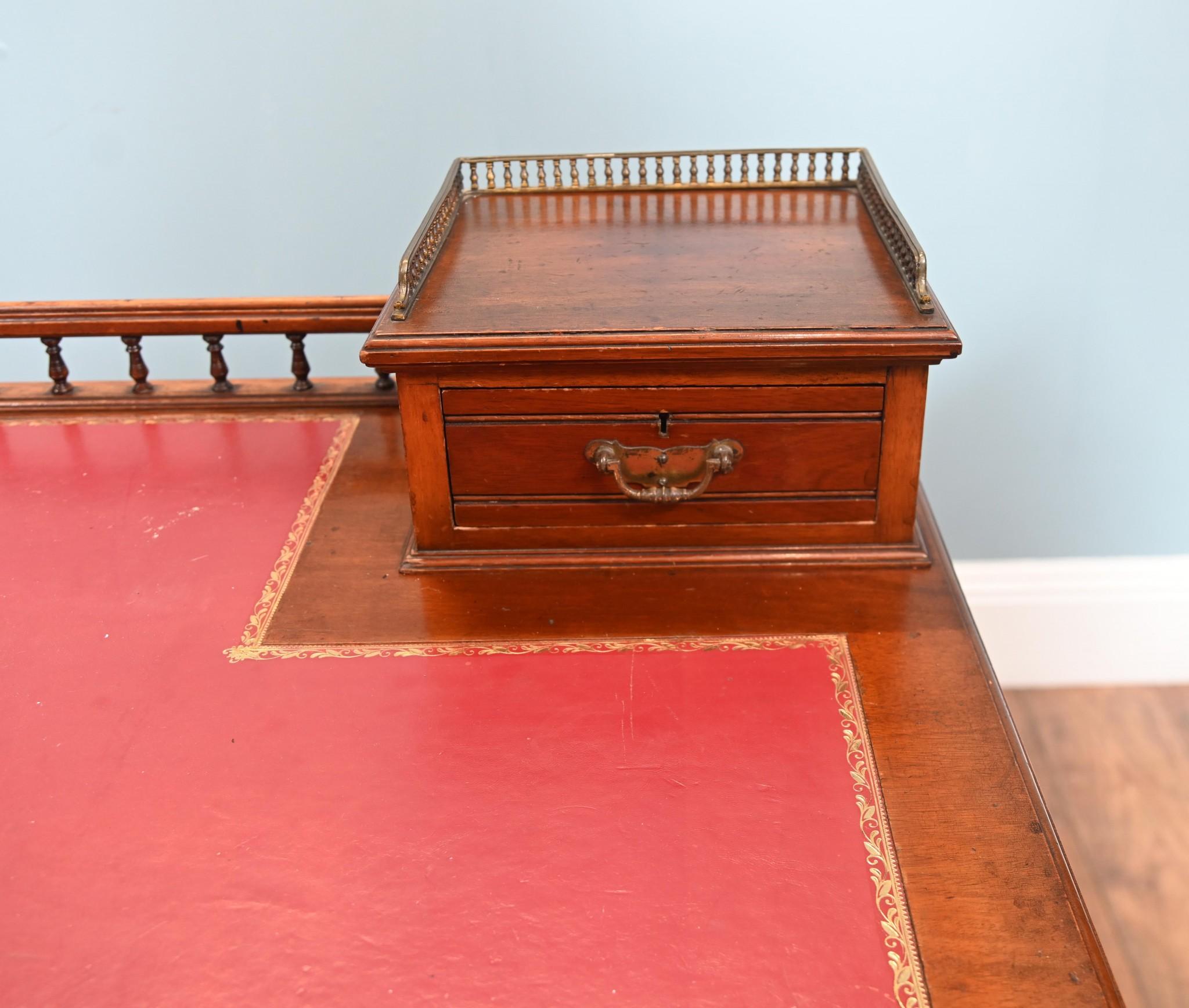 Table d'écriture édouardienne à piédestal en acajou 1910 en vente 5