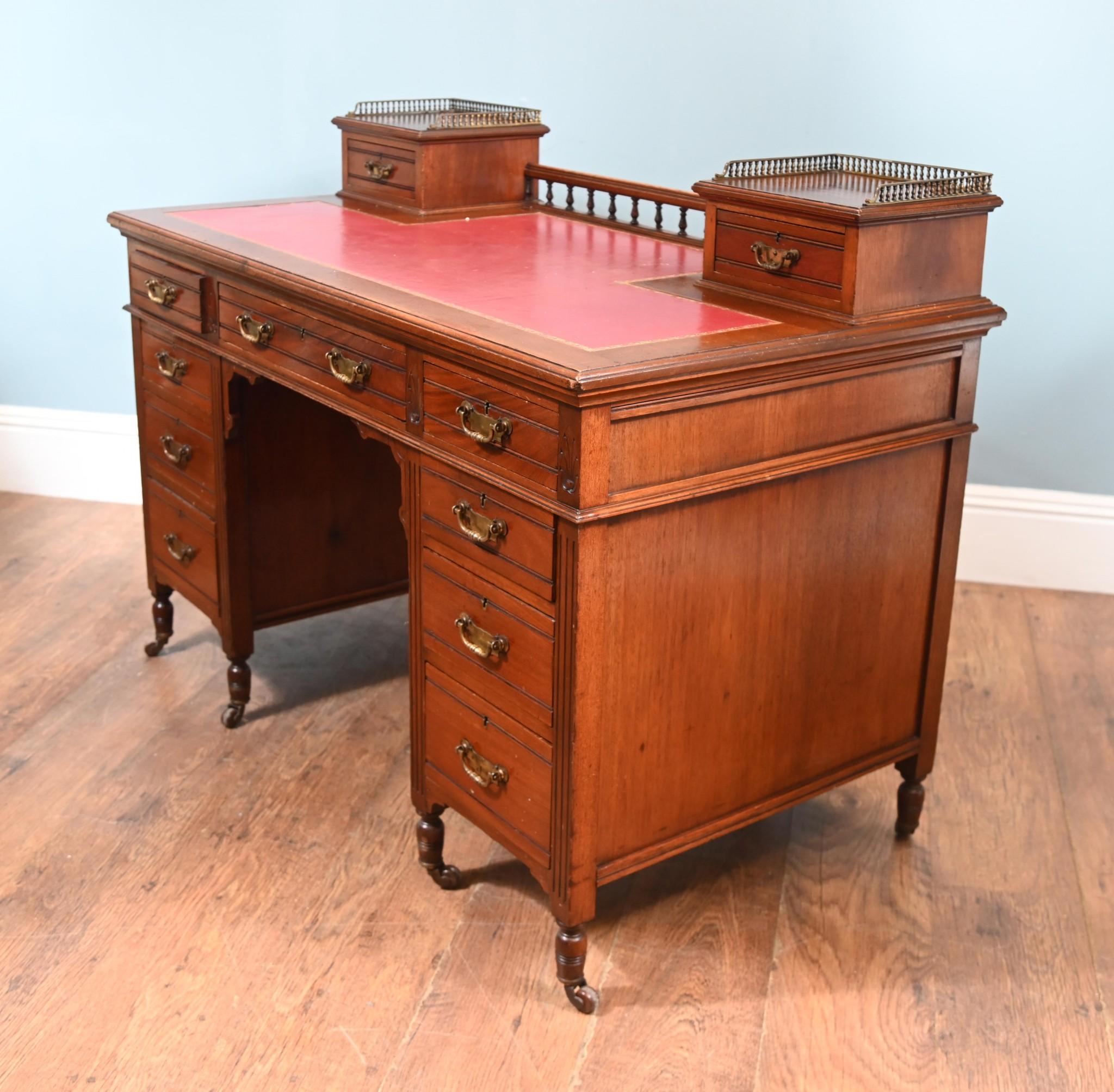 Table d'écriture édouardienne à piédestal en acajou 1910 en vente 6