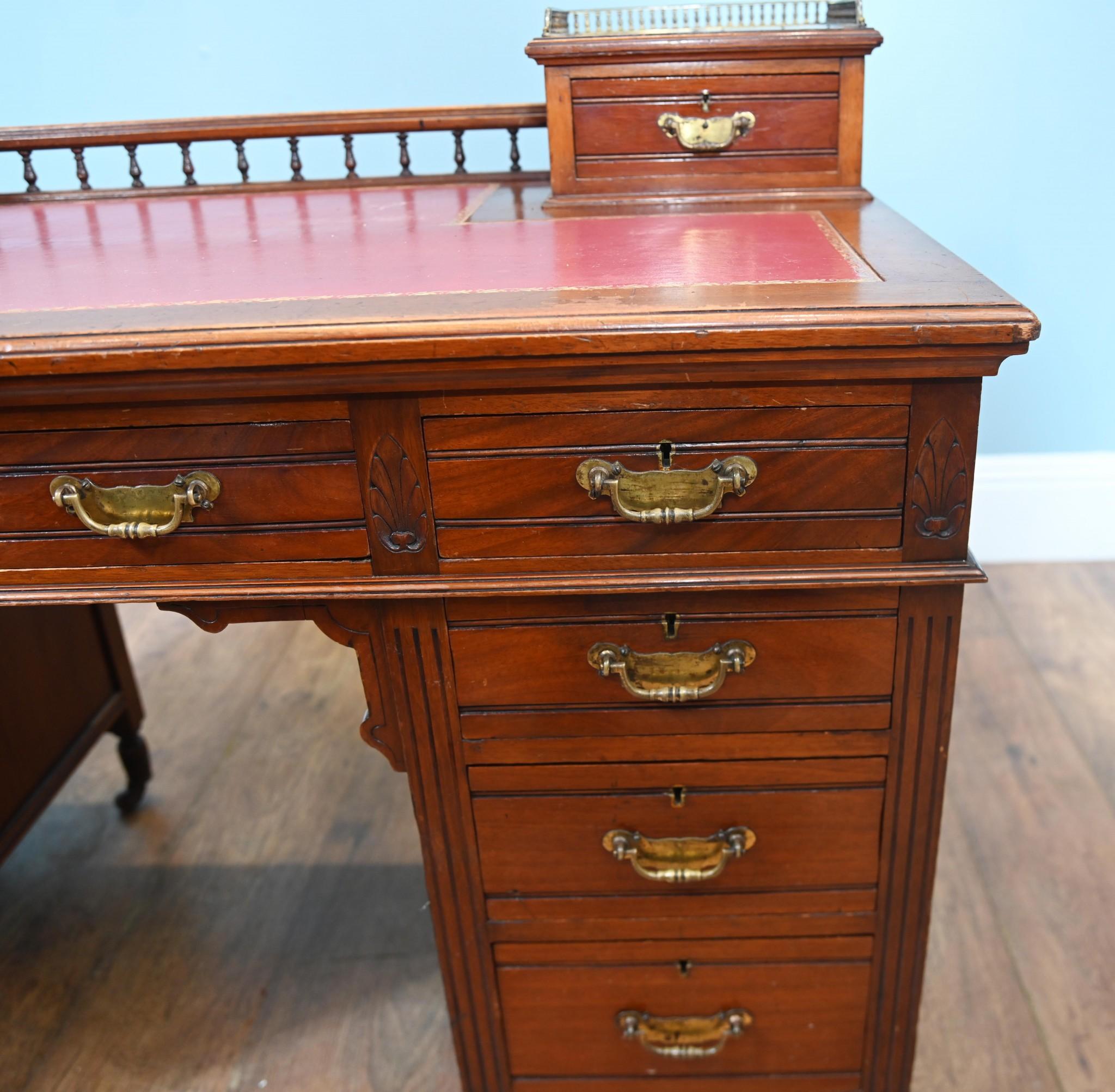 Table d'écriture édouardienne à piédestal en acajou 1910 en vente 7