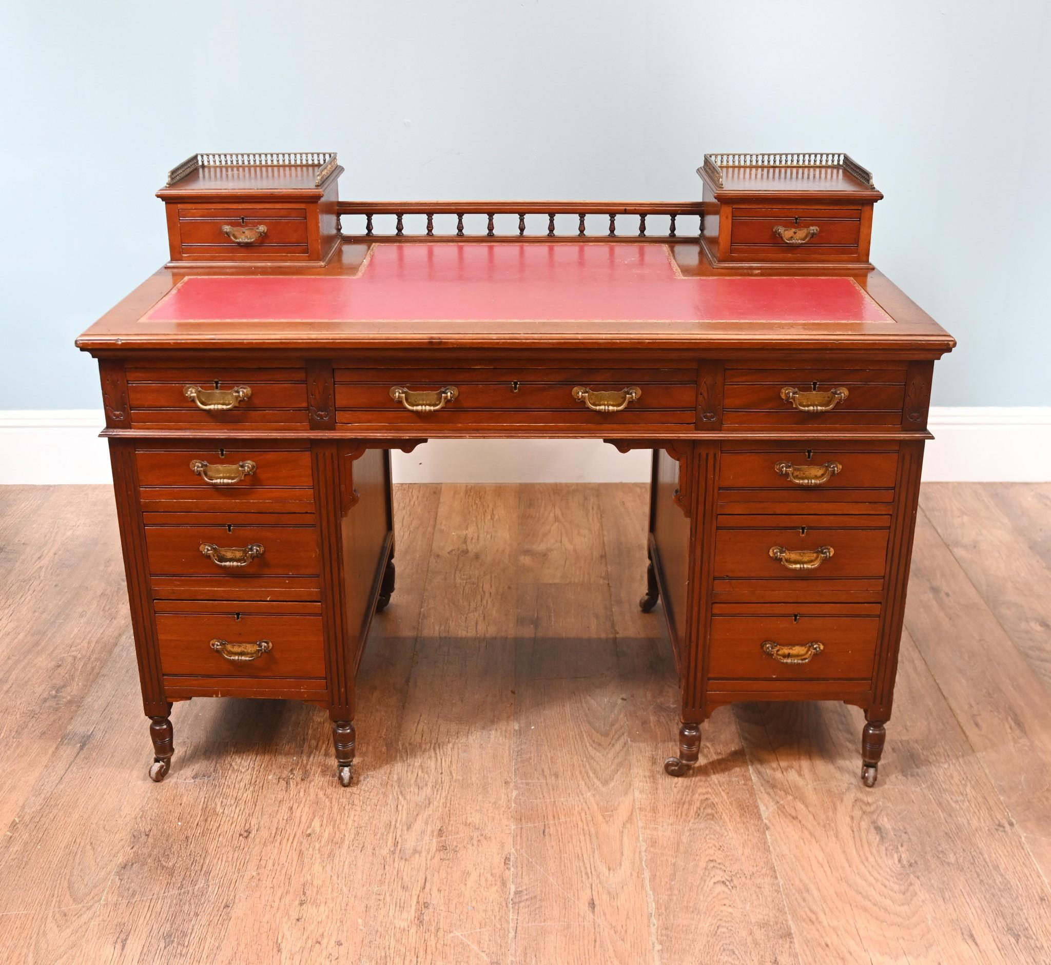 Table d'écriture édouardienne à piédestal en acajou 1910 en vente 8