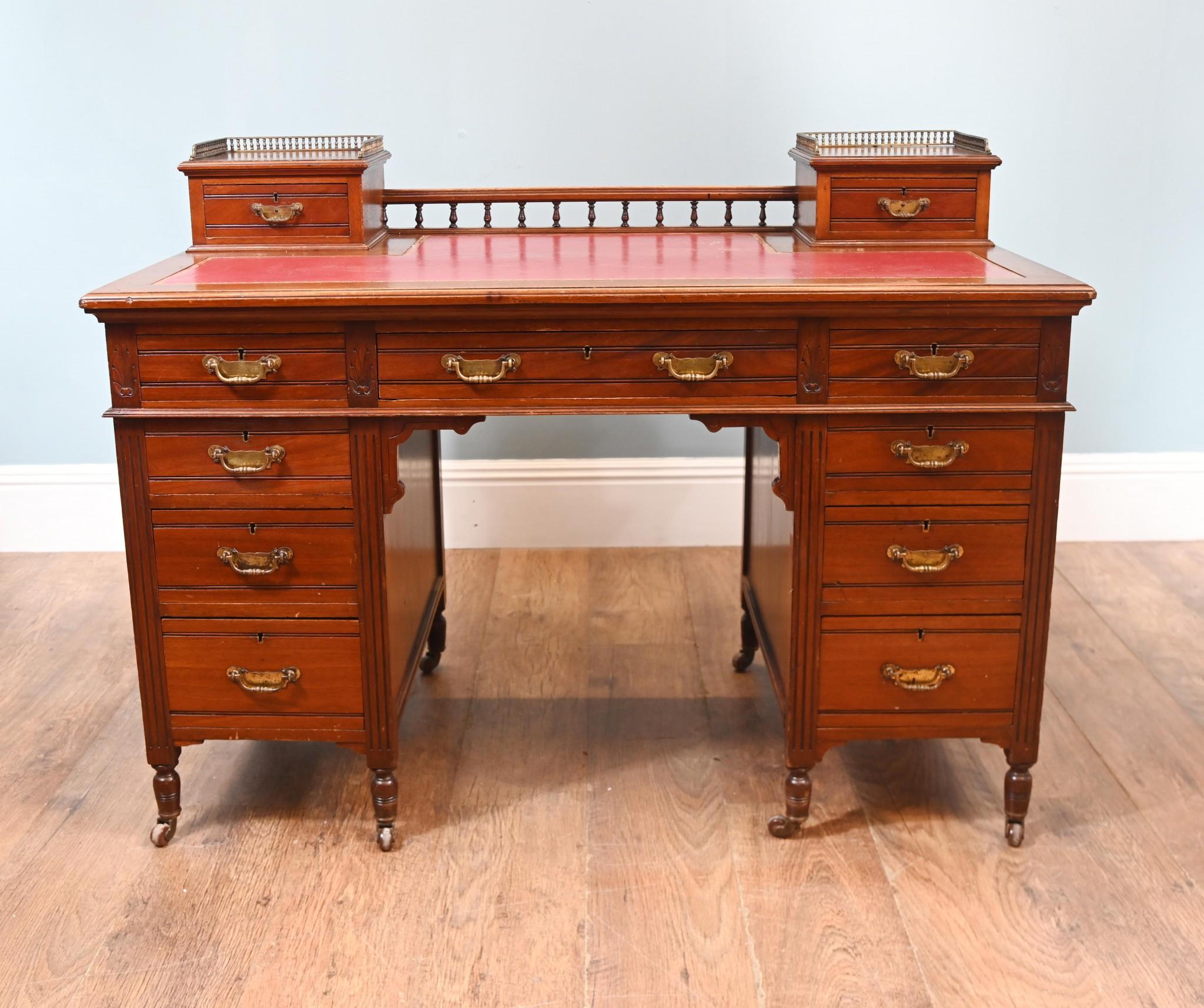 Table d'écriture édouardienne à piédestal en acajou 1910 en vente 9