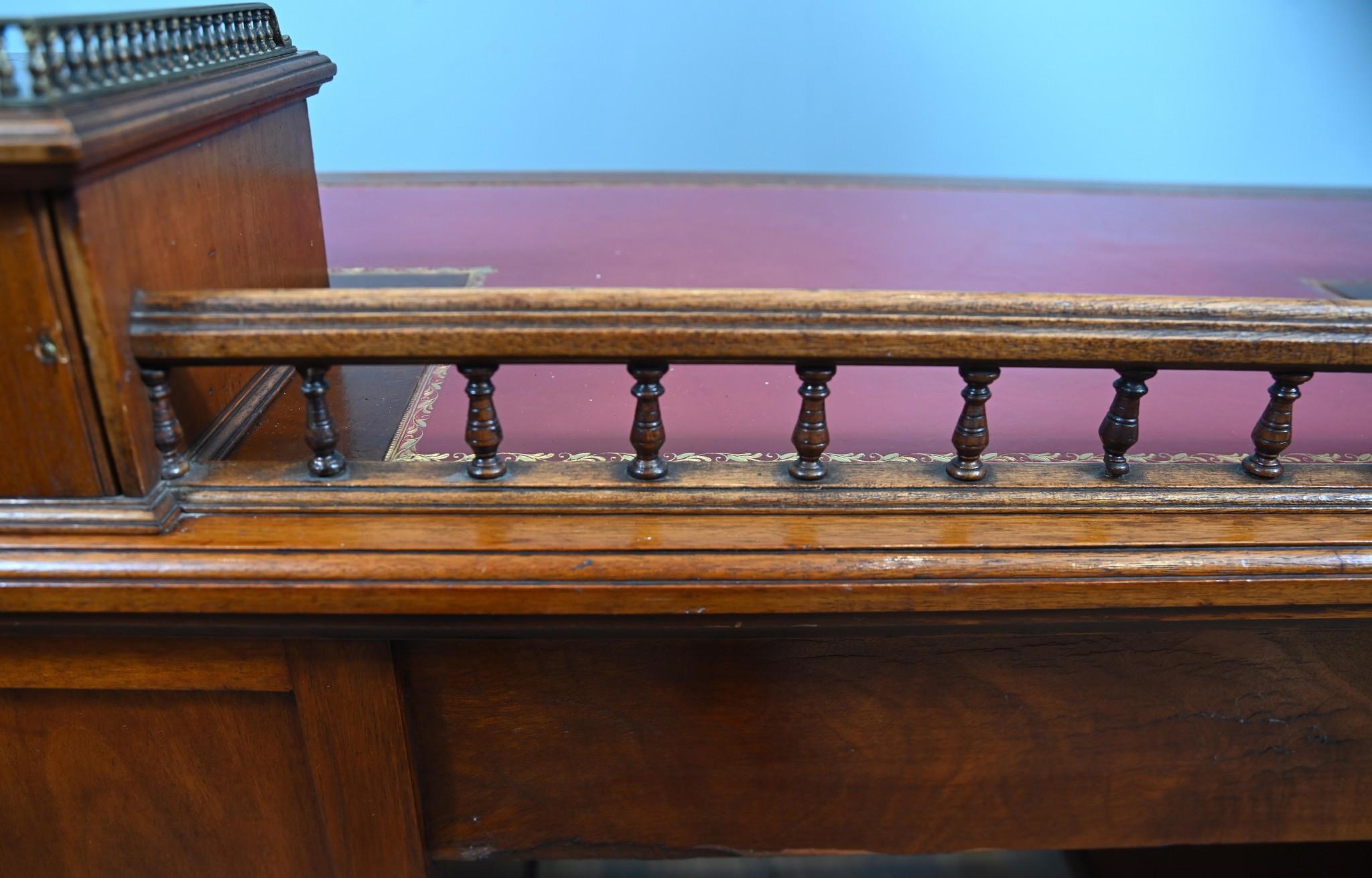 Bureau à piédestal édouardien Circa 1910
Fabriqué en noyer rouge avec une surface d'écriture en cuir tolé.
10 tiroirs principaux et 2 plus petits sur le dessus pour le rangement
Deux tiroirs surélevés sur le dessus avec une galerie en laiton.
Nous