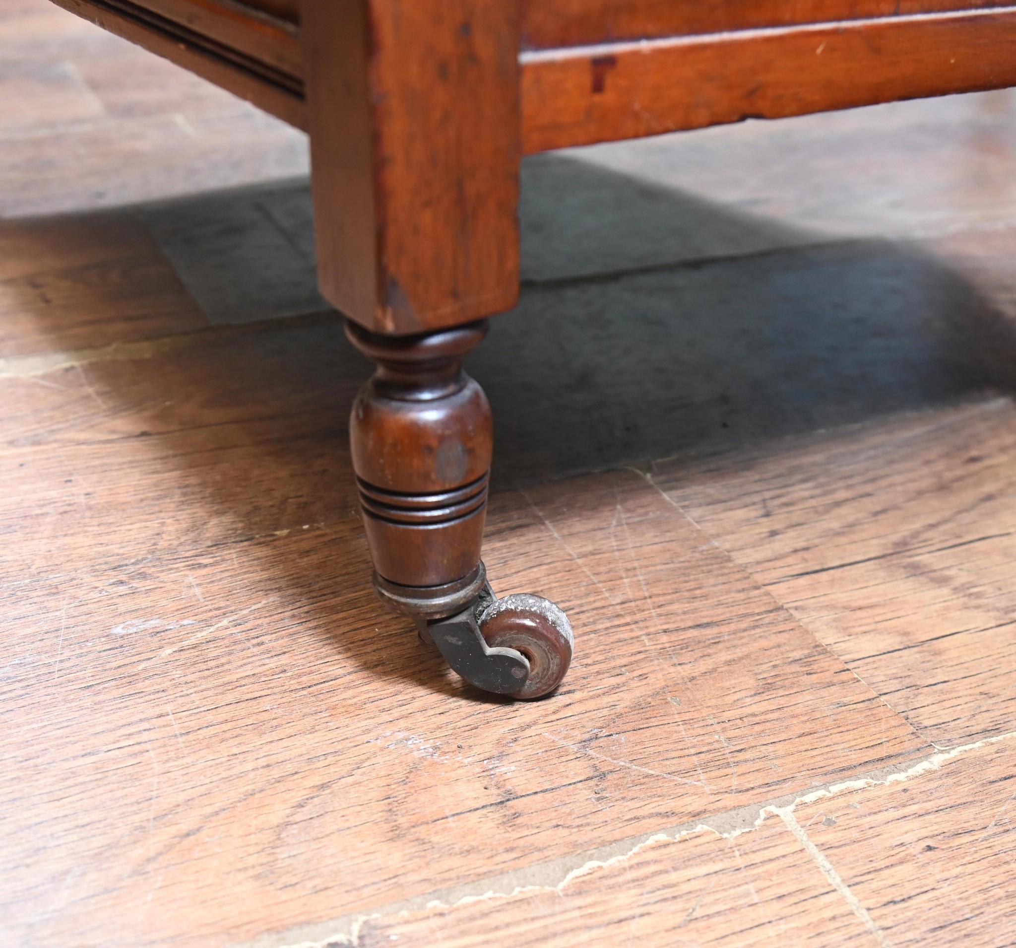 Début du 20ème siècle Table d'écriture édouardienne à piédestal en acajou 1910 en vente