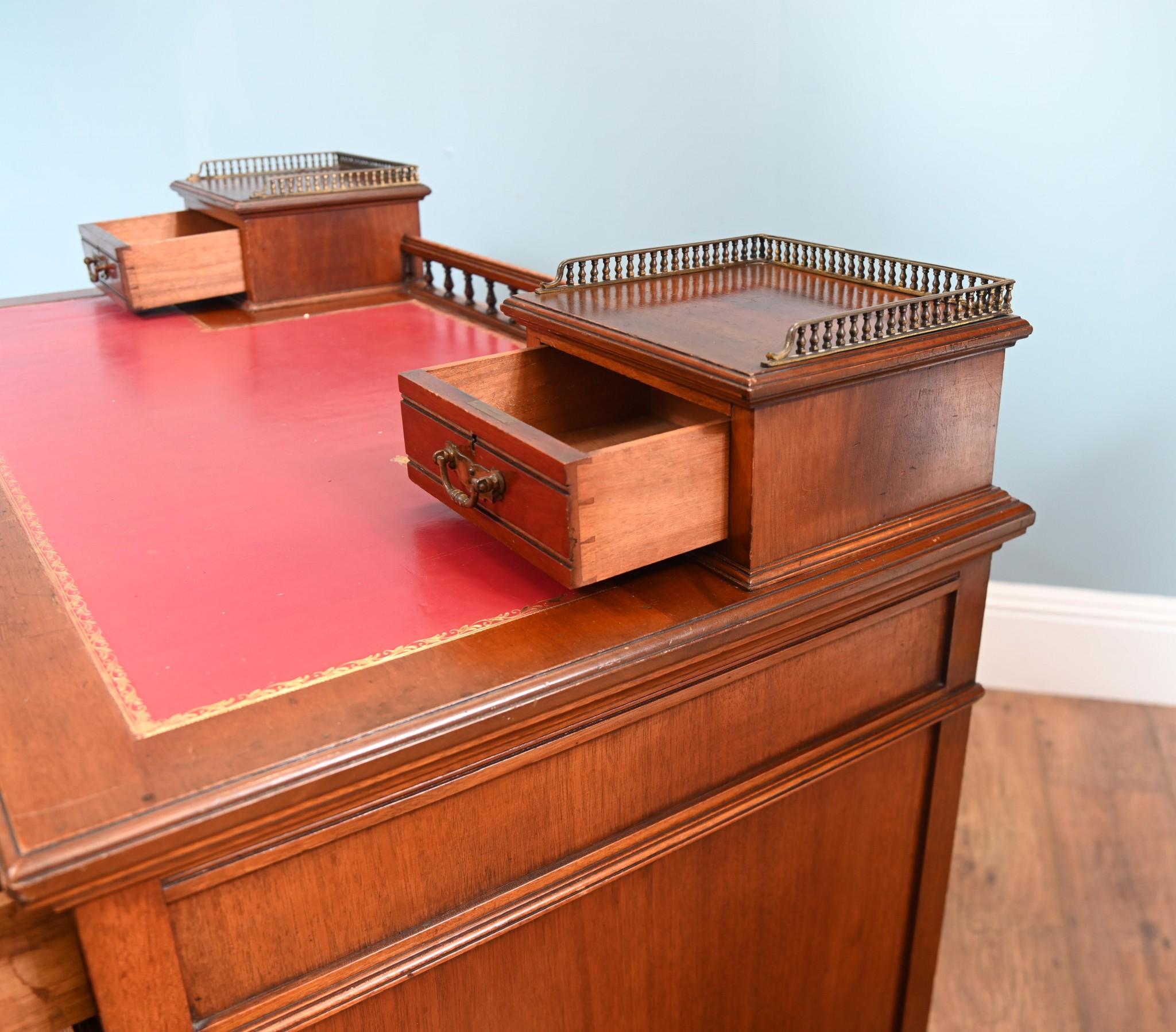 Table d'écriture édouardienne à piédestal en acajou 1910 en vente 1