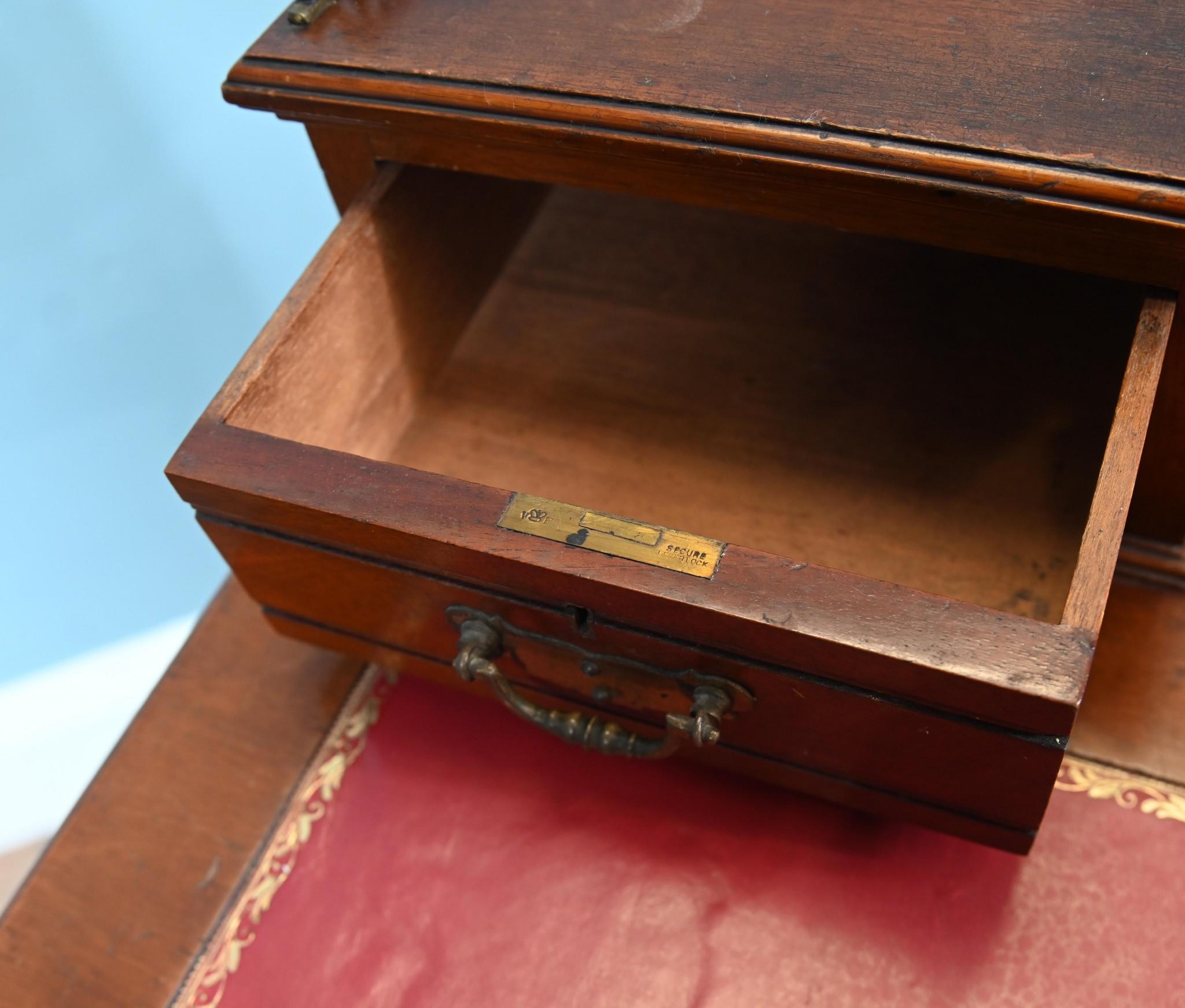 Table d'écriture édouardienne à piédestal en acajou 1910 en vente 2