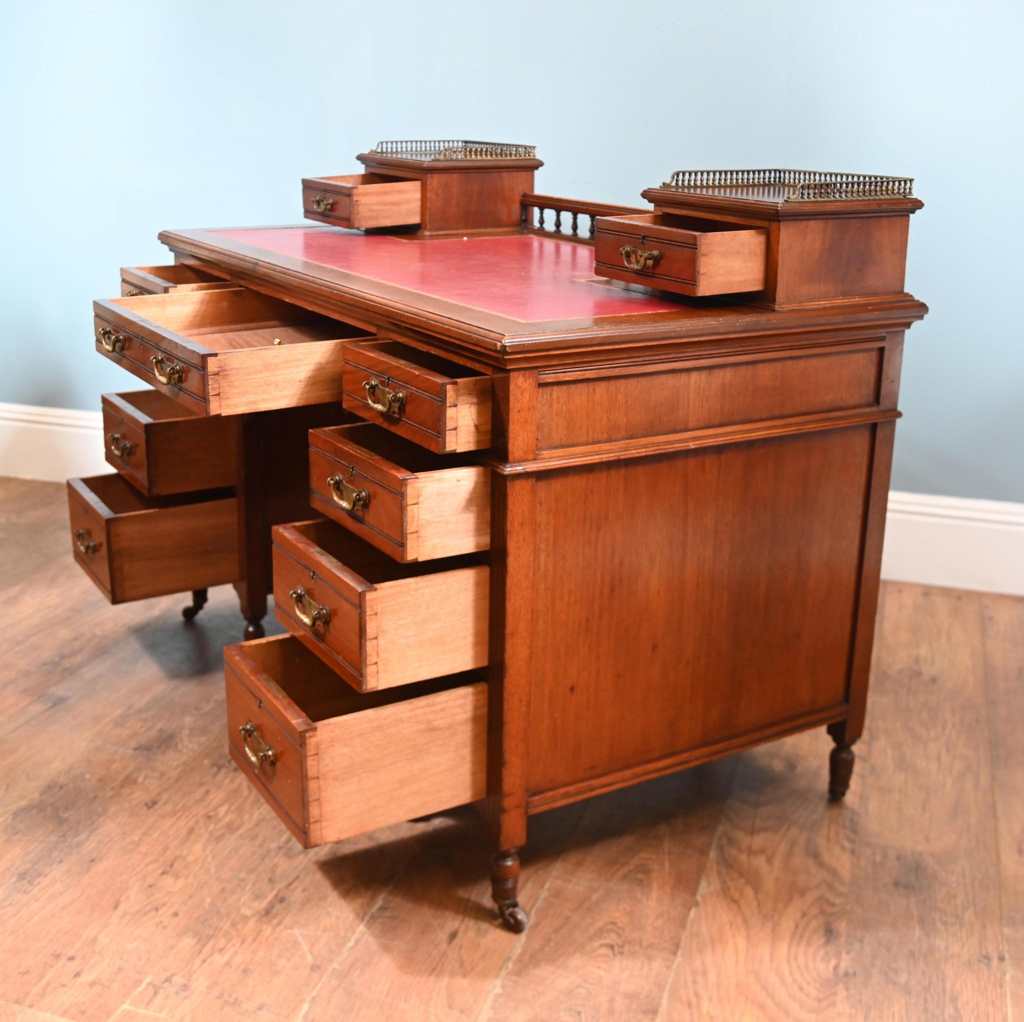 Table d'écriture édouardienne à piédestal en acajou 1910 en vente 3
