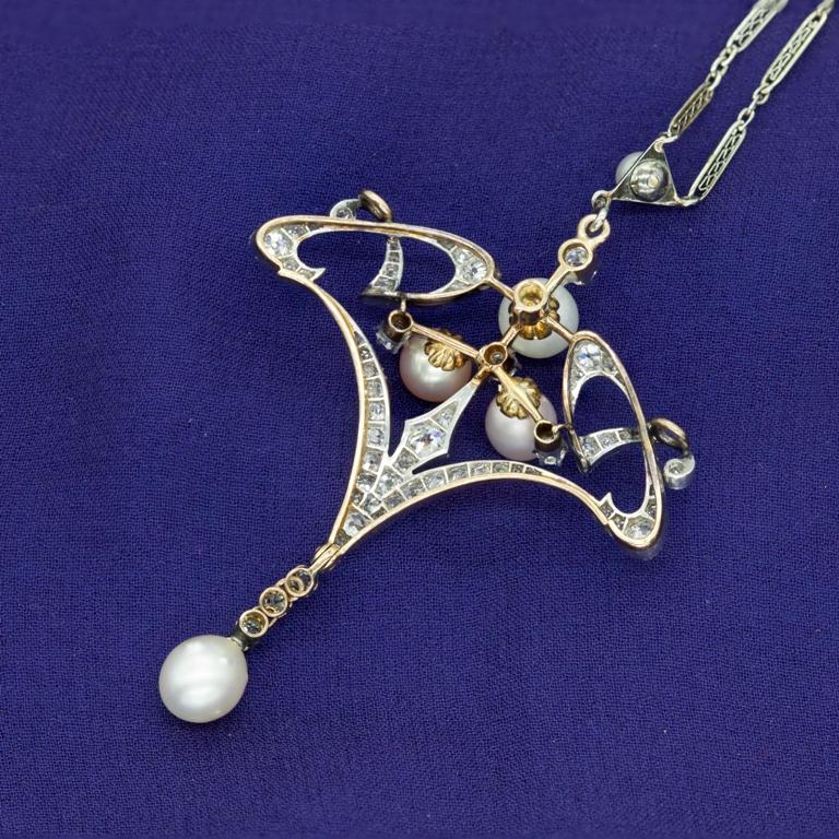 Edwardian Pendant in Gold and Platinum with Natural Pearls and Diamonds on Gold In Good Condition In New York, NY