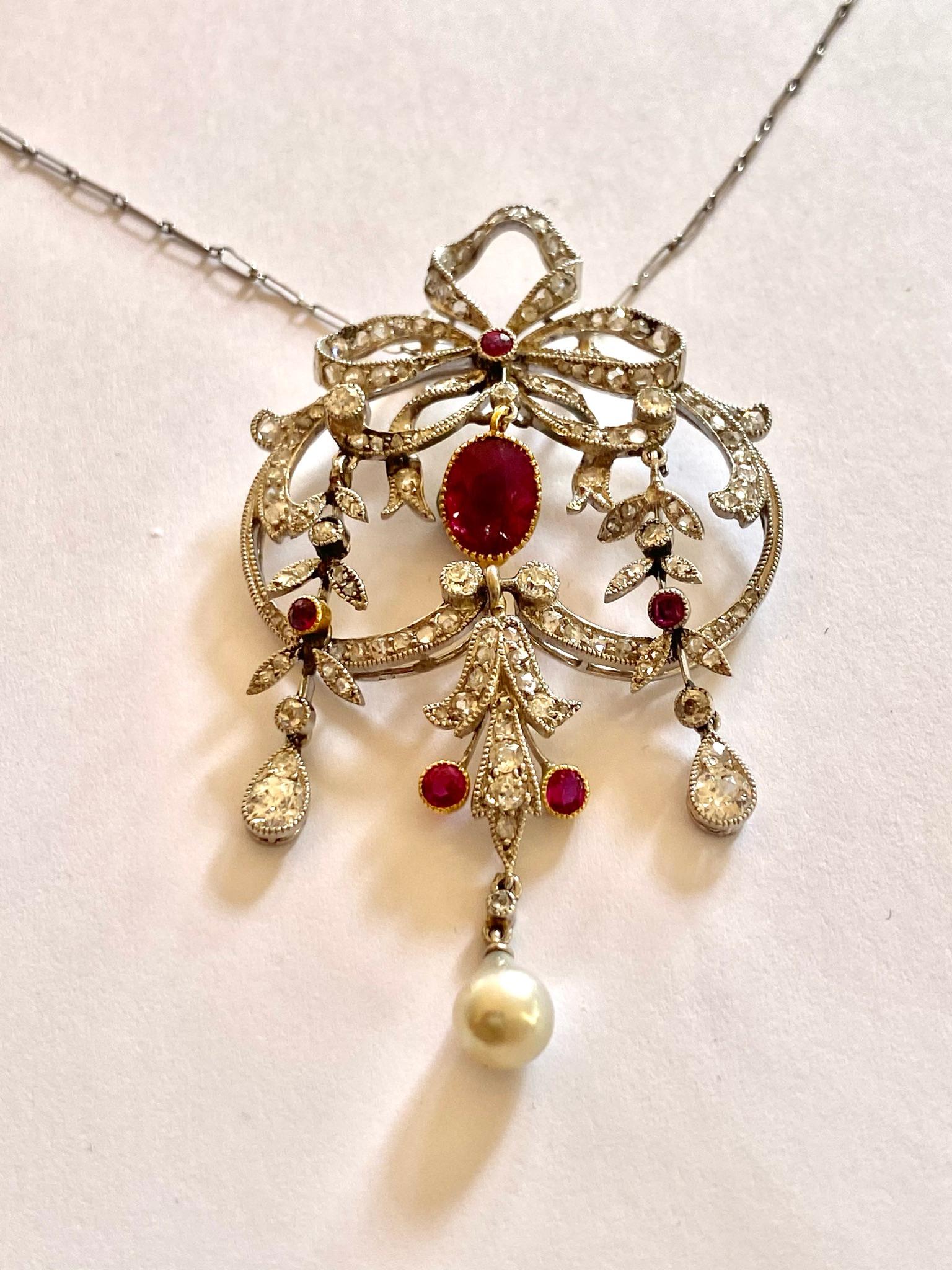 One (1) Platinum and Yellow gold brooch - pendant with chain.
equipped with French hallmarks from ca 1910 for Platinum and Gold.
occupied with:
One (1) oval mix cut Ruby of 1.40 ct. Origin: Burma and untreated size: 7.3 x 5.7 x 3.6 mm
Five (5) round