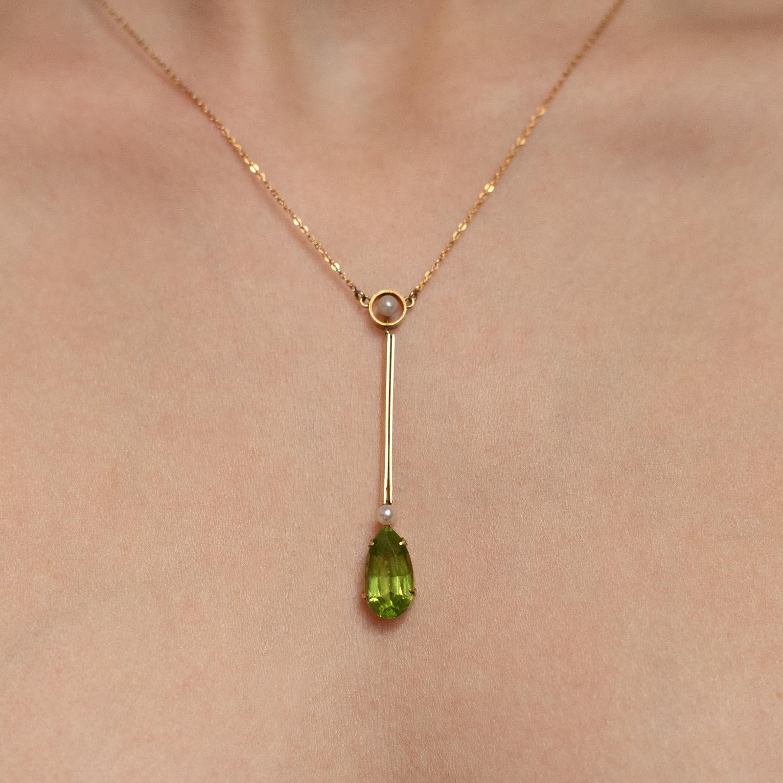 Edwardian Peridot and Pearl Pendant Necklace 15 Karat Yellow Gold In Good Condition For Sale In London, GB