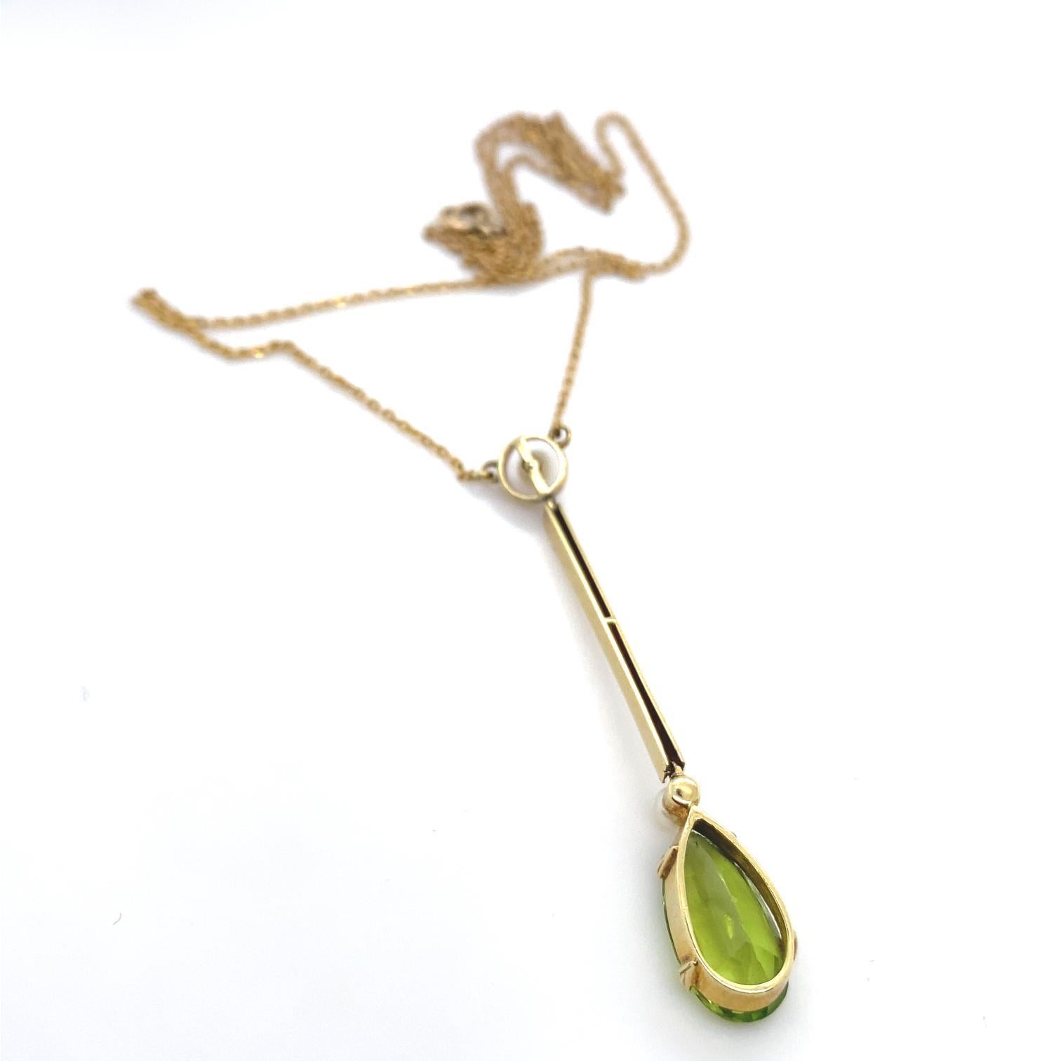 Edwardian Peridot and Pearl Pendant Necklace 15 Karat Yellow Gold For Sale 1