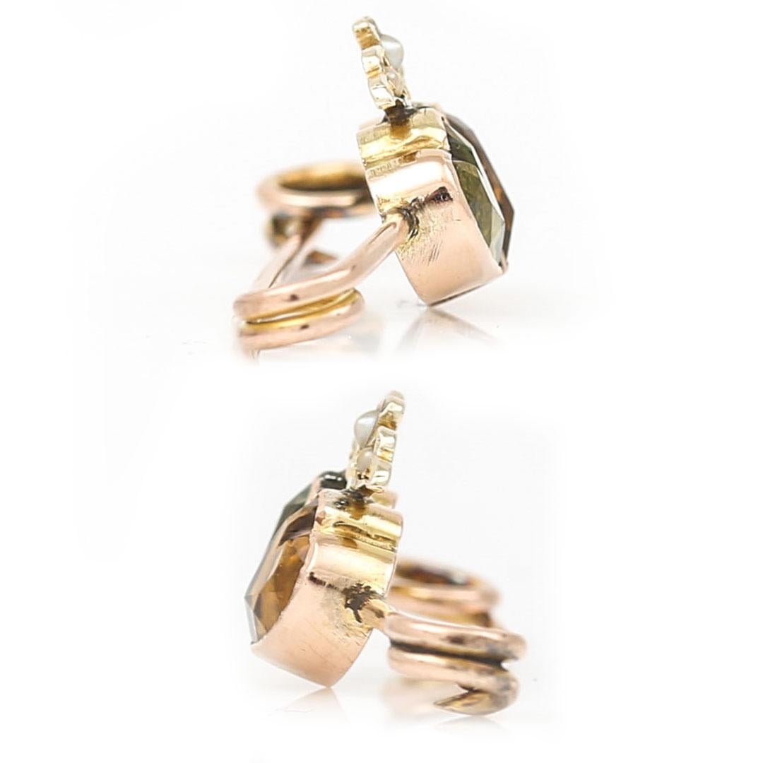 Eine sehr hübsche Edwardian 9ct Gold Peridot, Citrin und Split Perle Twin Herz Brosche handgefertigt während des frühen 20. Jahrhunderts um 1910. In der Mitte der süßen Brosche befinden sich zwei Liebesherzen, die zwei Seelenverwandte oder Gefährten