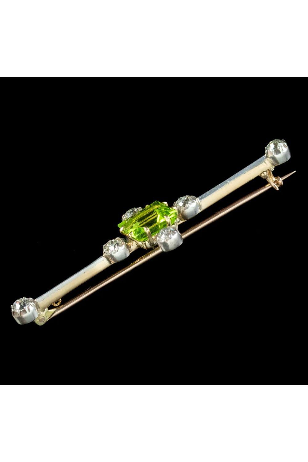 Edwardian Peridot Diamond Bar Brooch in 18 Carat Gold, circa 1901- 1915 In Good Condition For Sale In Kendal, GB