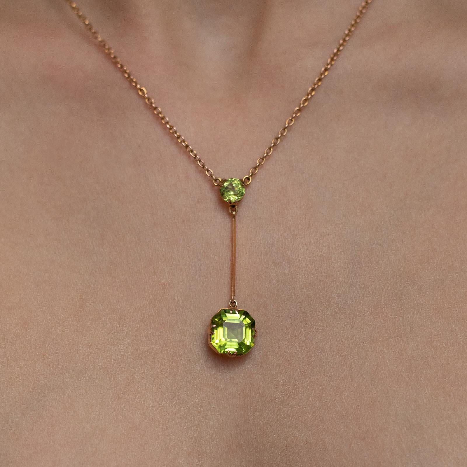 Edwardian Peridot Pendant Necklace 9 Karat Yellow Gold In Good Condition For Sale In London, GB