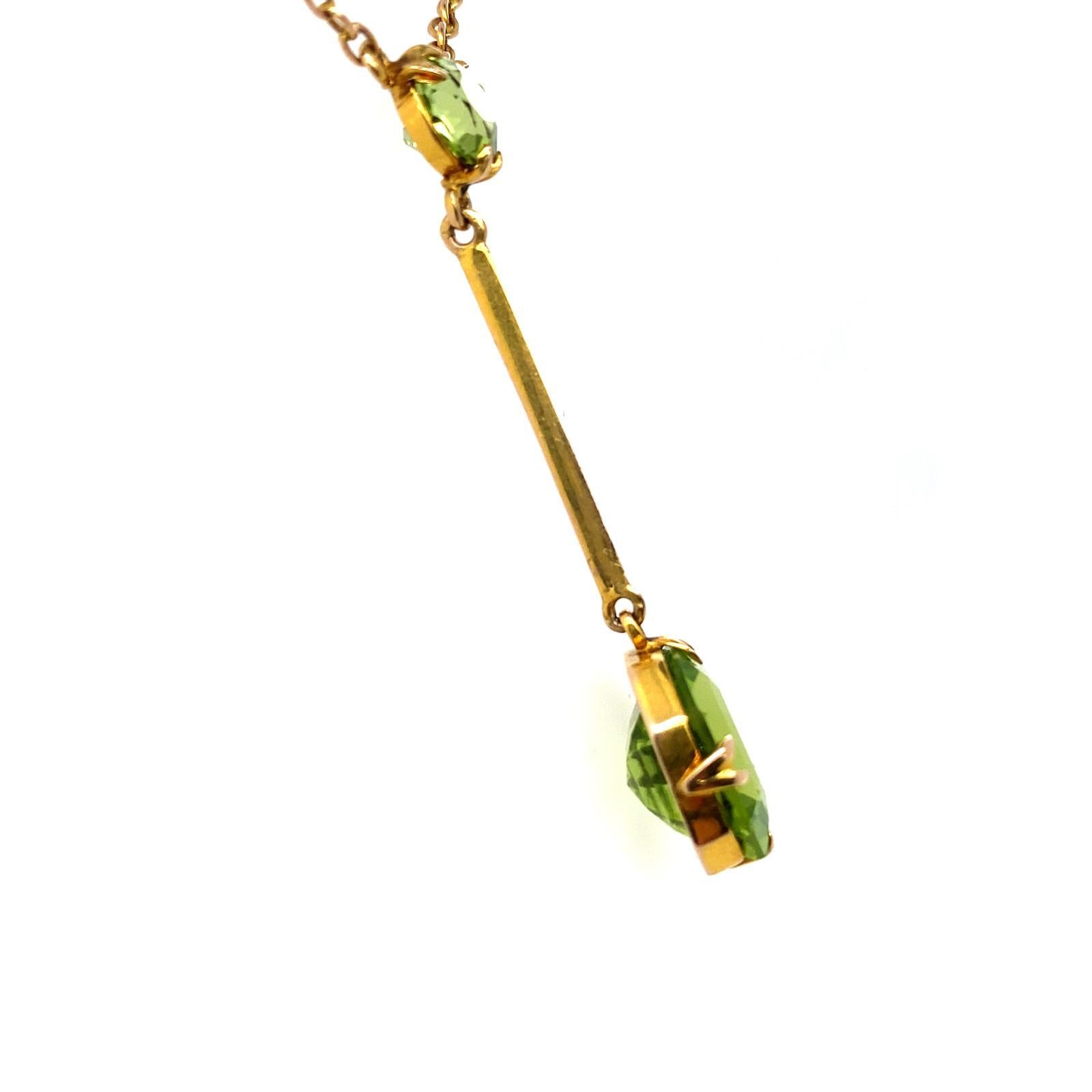 Edwardian Peridot Pendant Necklace 9 Karat Yellow Gold For Sale 2