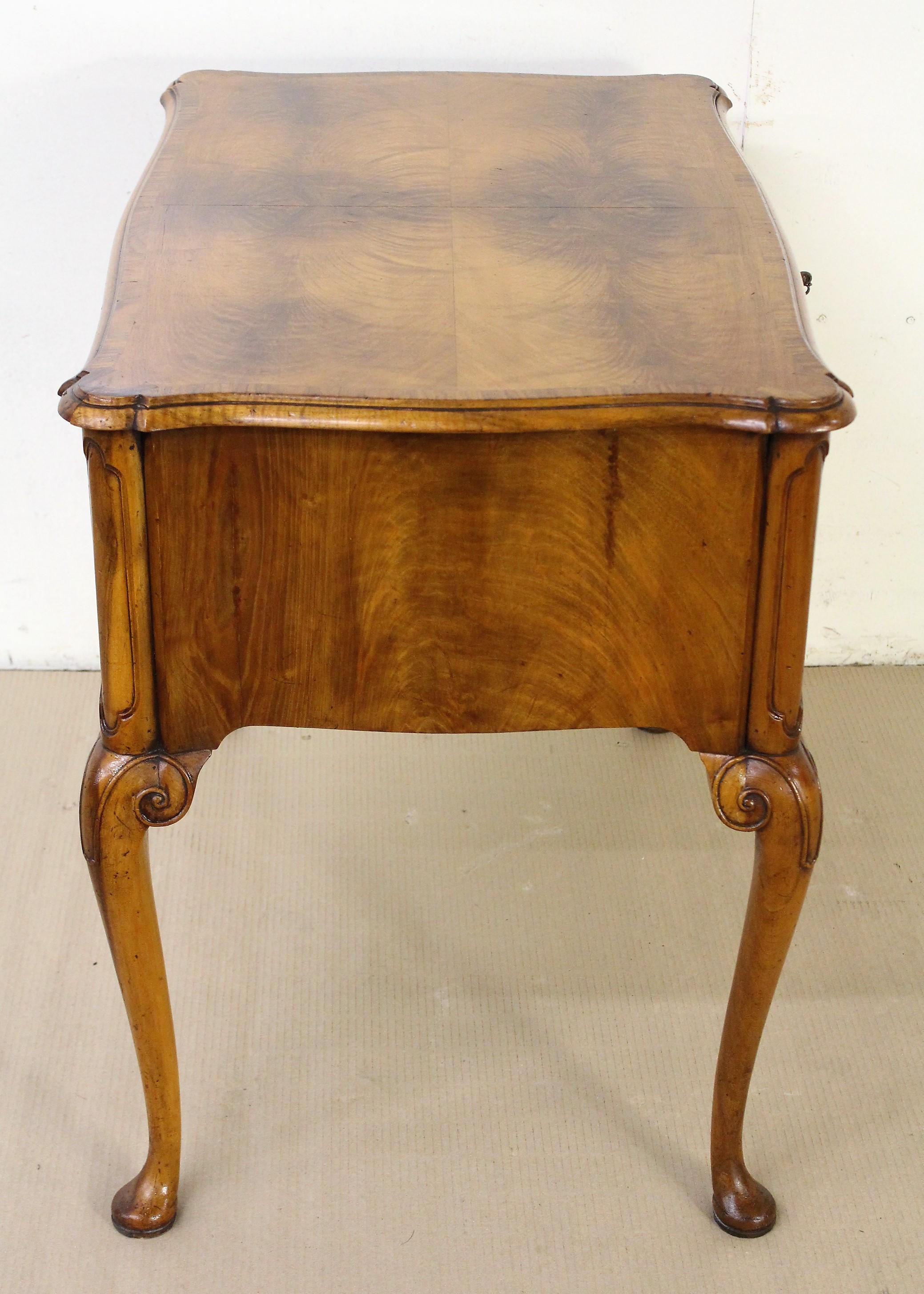 Edwardian Period Burr Walnut Lamp Table In Good Condition For Sale In Poling, West Sussex