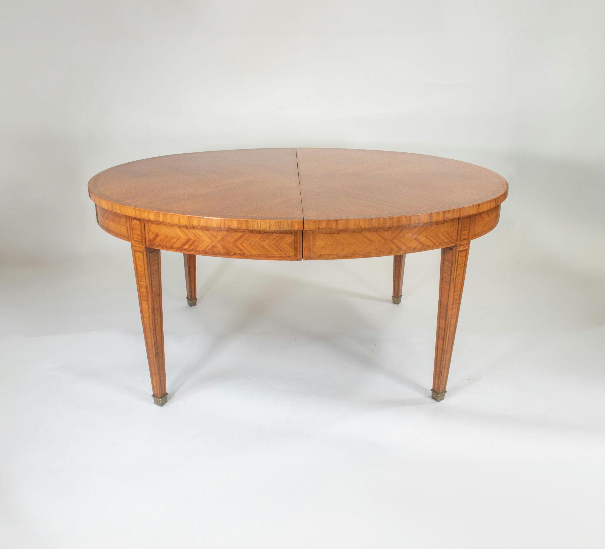 20ième siècle Ensemble de salle à manger anglais d'époque édouardienne d'inspiration Hepplewhite en bois de citronnier en vente