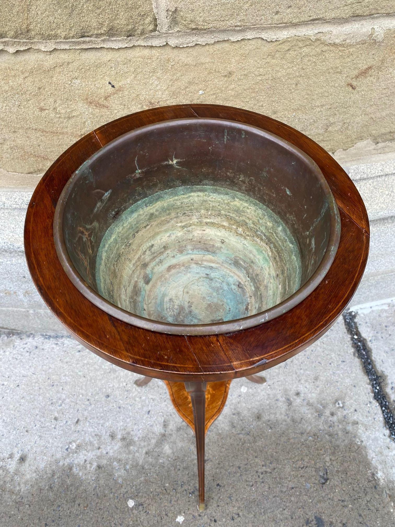 Edwardian Period Mahogany Planter  In Good Condition For Sale In Montreal, QC