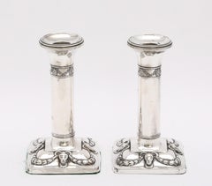 Période édouardienne  Paire de chandeliers de style néoclassique en argent sterling