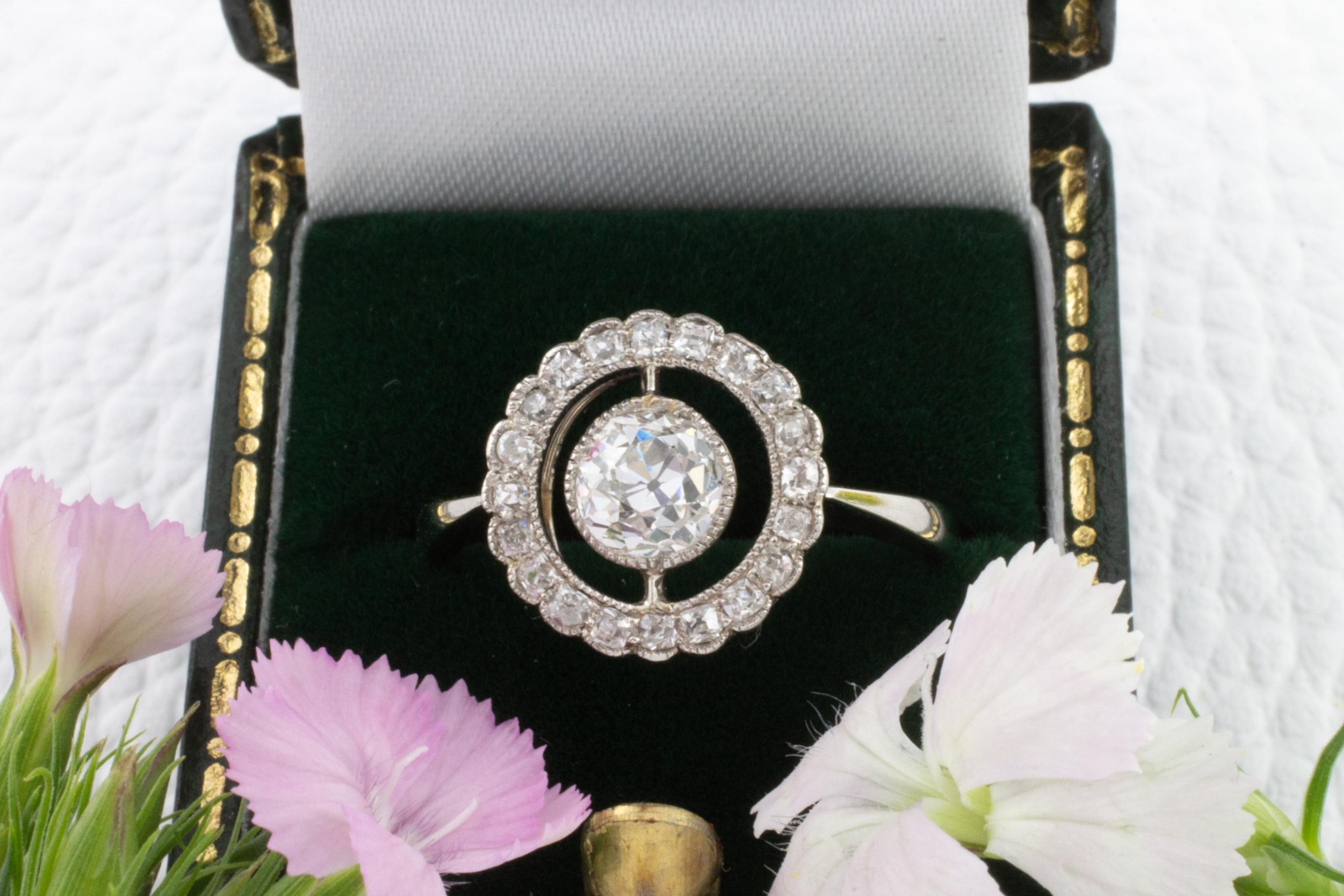 Edwardian period platinum target ring with old cut diamonds In Good Condition For Sale In AMSTERDAM, NL