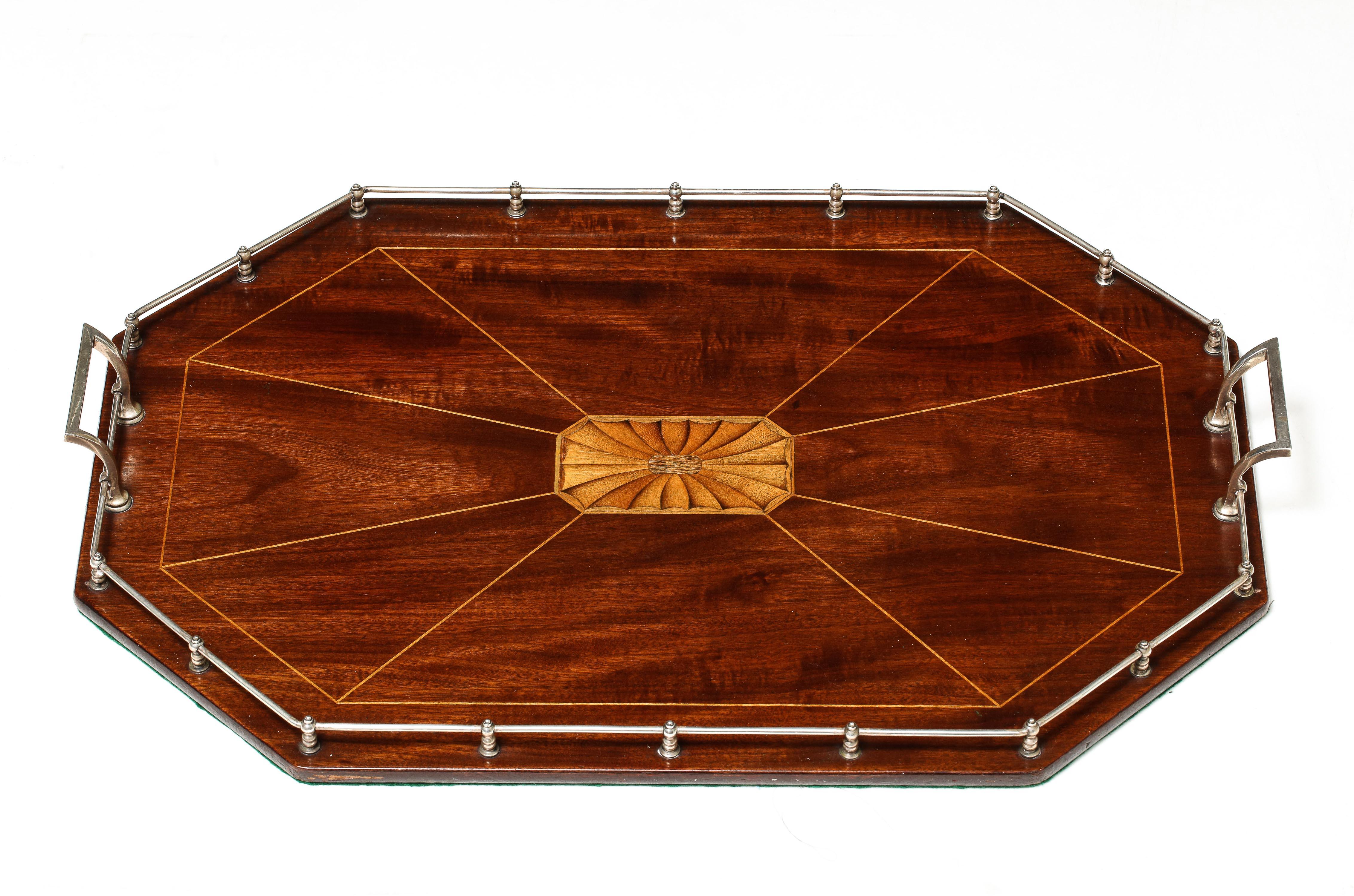 Période édouardienne, style Sheraton, plateau galerie monté en argent sterling, américain, ca. 1915. Magnifique travail de marqueterie. Mesure 22 pouces de largeur x 15 1/4 pouces de profondeur x 2 1/2 pouces de hauteur (au sommet de chacune des