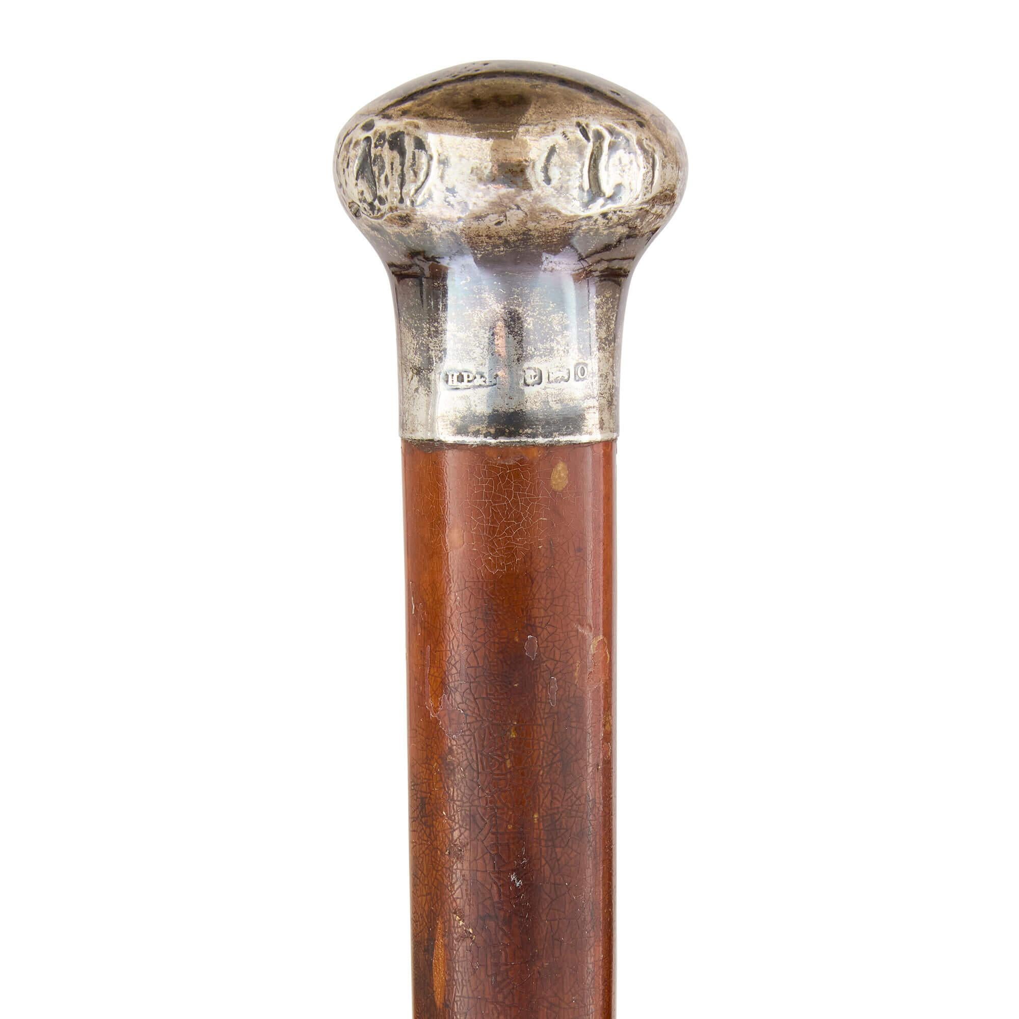 Canne montée en argent d'époque édouardienne par Henry Pidduck & Sons 
Anglais, 1909 
Hauteur 91 cm, diamètre 4 cm 

Fabriquée en 1909 par l'entreprise anglaise Henry Pidduck & Sons, cette élégante canne incarne à la fois le savoir-faire et la