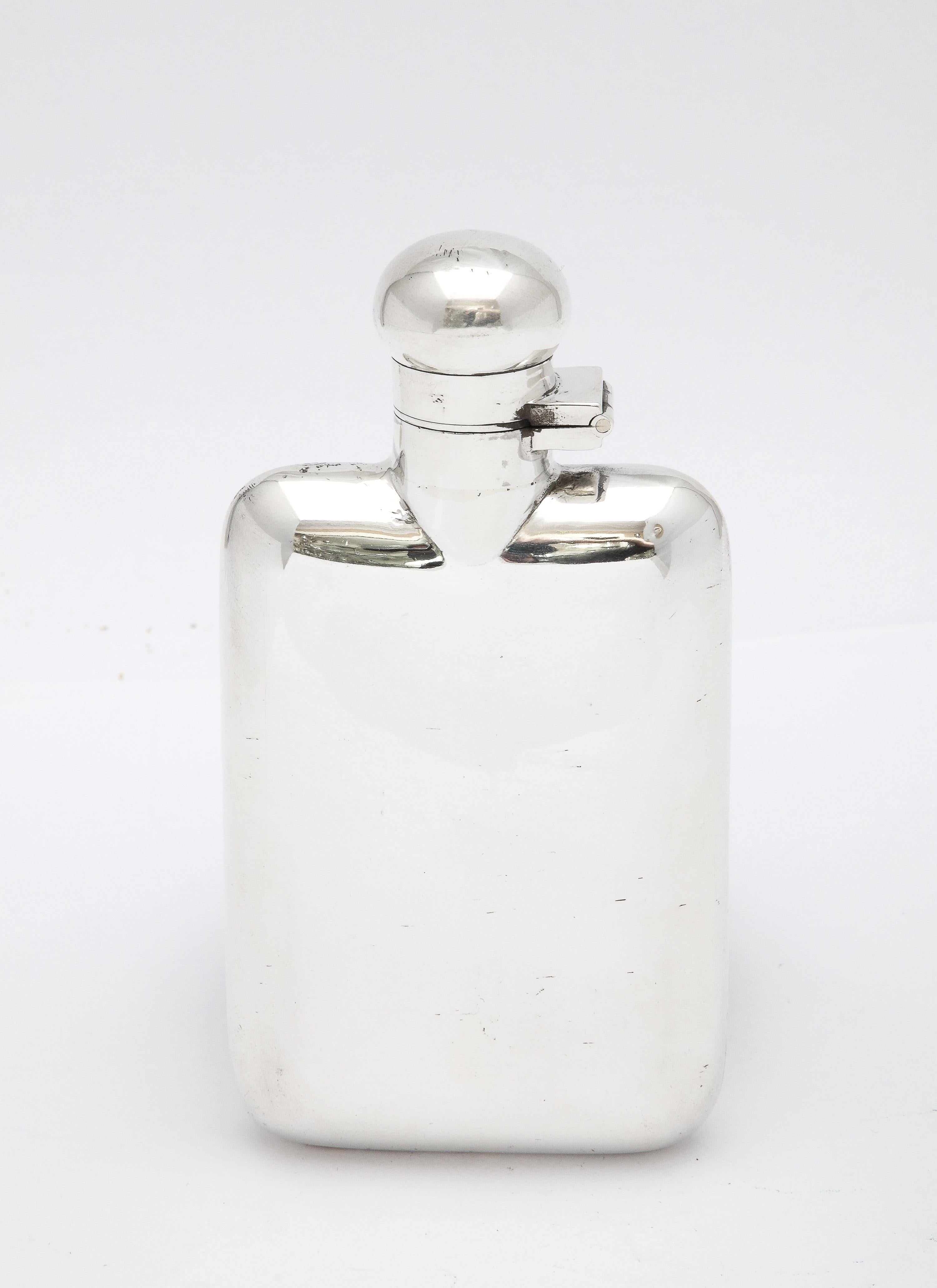 Sterlingsilberflasche aus der Edwardianischen Zeit mit Scharnierdeckel (Bajonettverschluss), Birmingham, England, Jahrespunze 1917, H. Matthews - Hersteller. Maßnahmen über 4 3/4 Zoll hoch (am höchsten Punkt) x 2 1/2 Zoll breit (an der breitesten