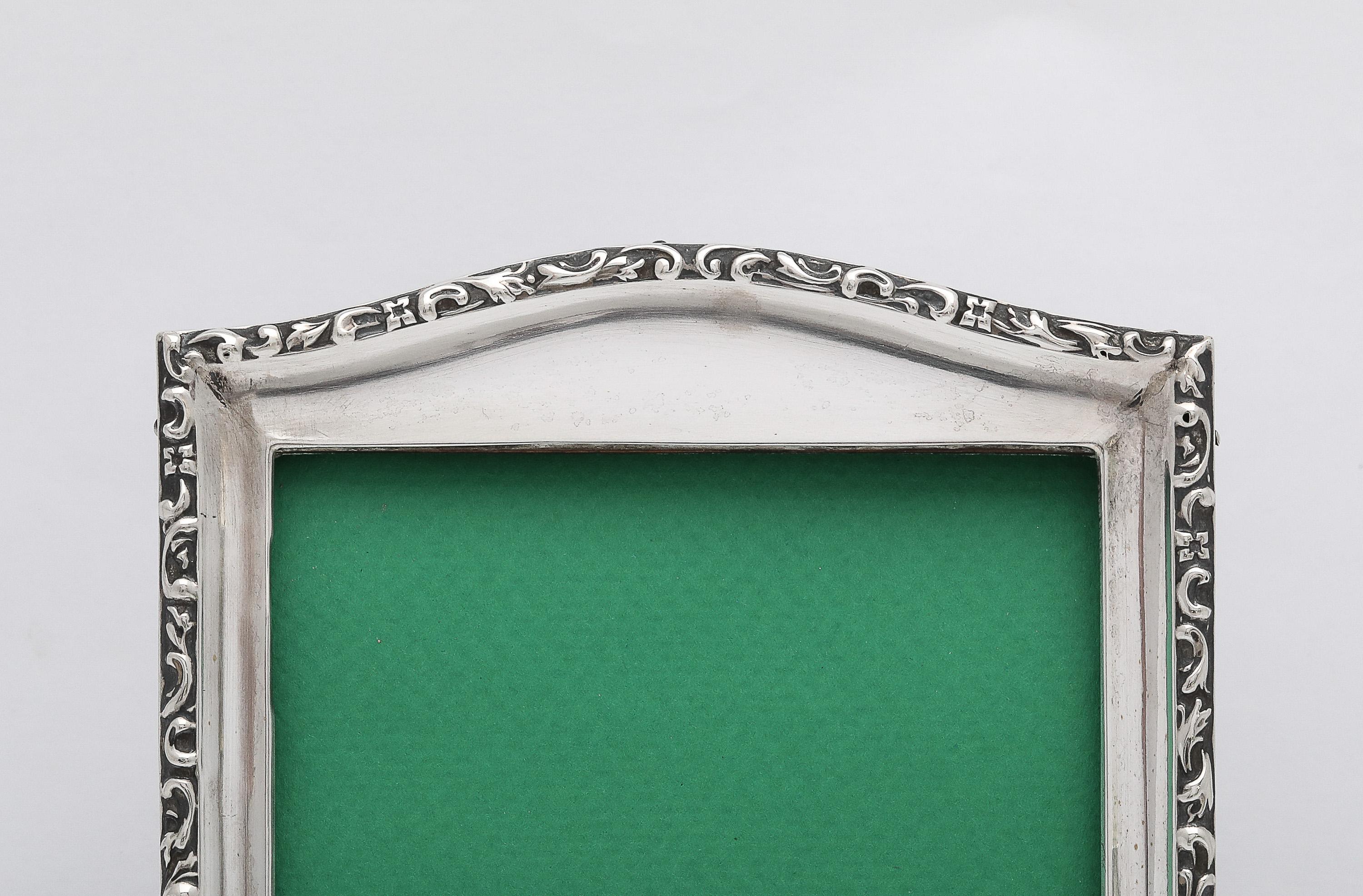 Bilderrahmen aus Sterlingsilber mit Hump-Ton und Holzrücken aus der Edwardianischen Periode (Frühes 20. Jahrhundert) im Angebot