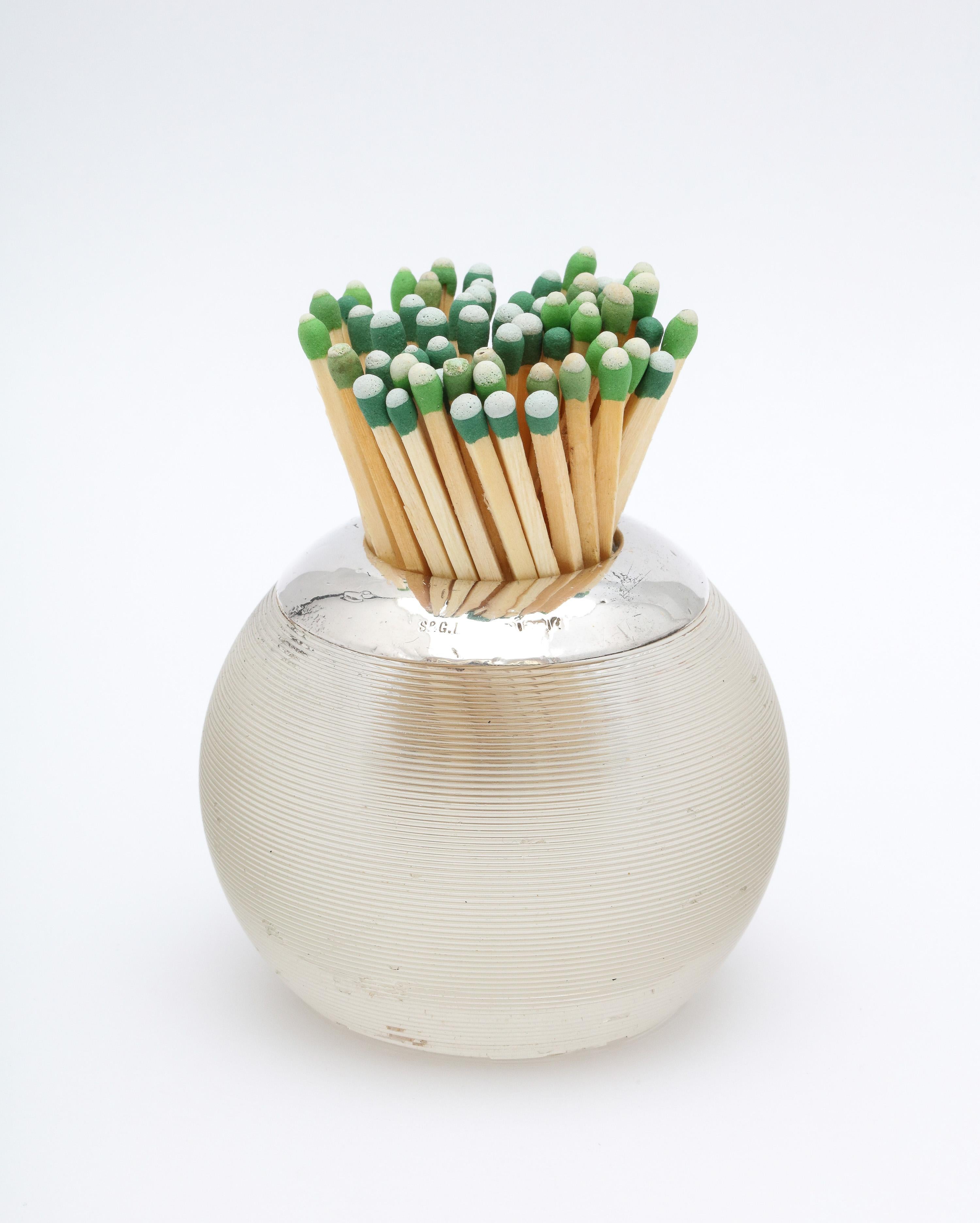 Periodo eduardiano, cerillera de cristal roscado montada en plata de ley, Birmingham, Inglaterra, Ca. 1910 (la marca del año está frotada), Salmon & Gluckstein Ltd.- fabricantes. Mide 5 cm de alto x 5 cm de diámetro. Pequeñas abolladuras en la